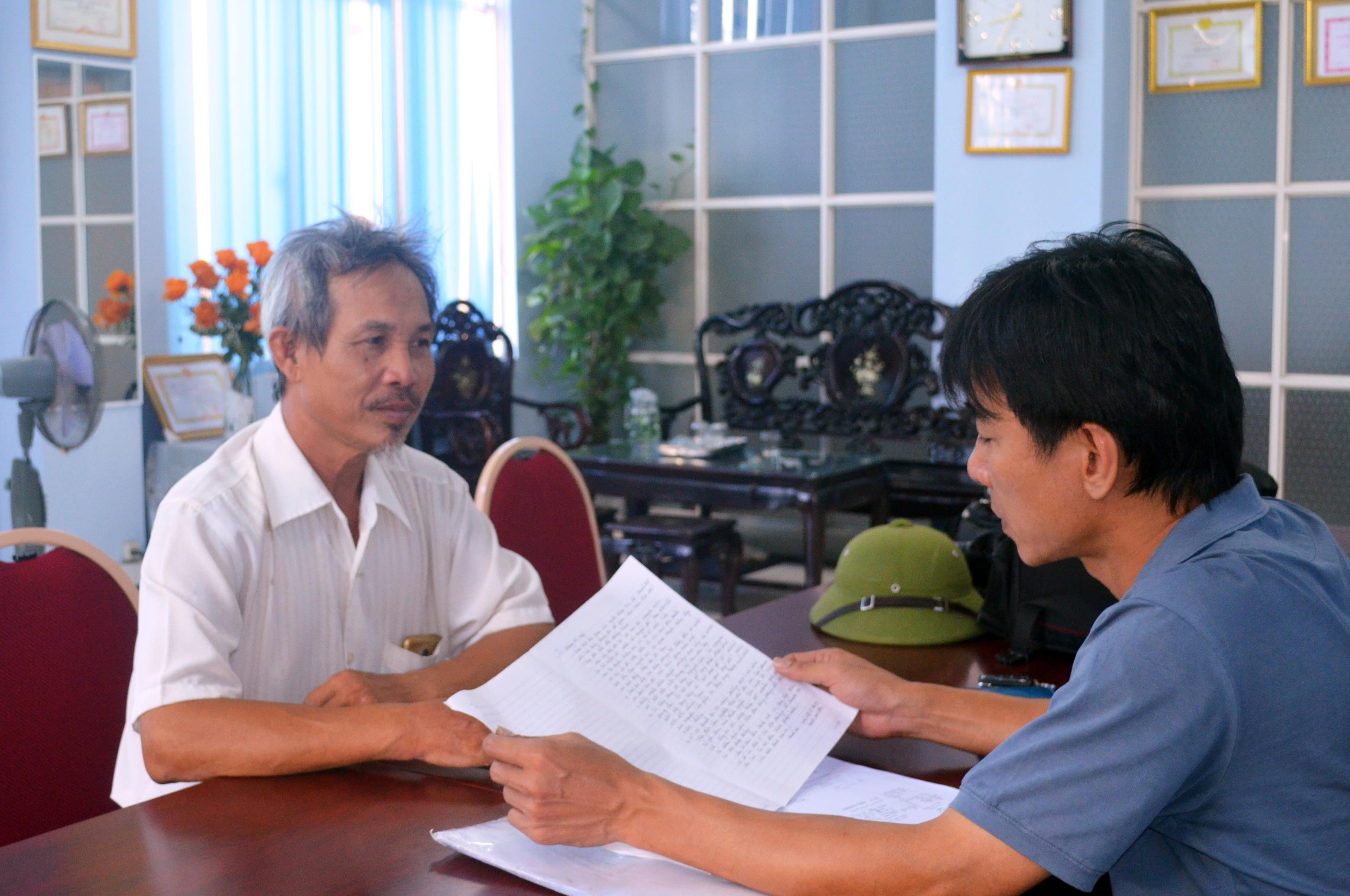 Xóm trưởng xóm 14 Dương Đình Huệ trao đổi với phóng viên tại Báo Nghệ An. Ảnh: H.G