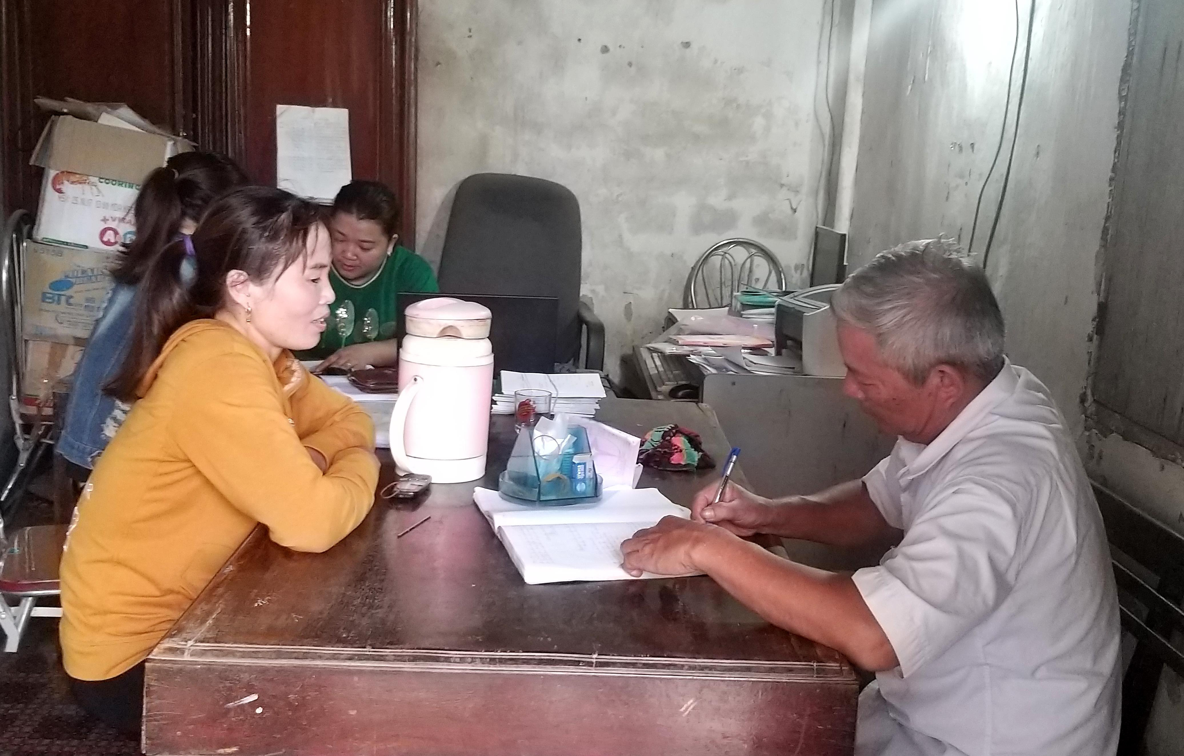 Người dân đến làm thủ tục trả lãi và rút tiền tại Hội nông dân xã Quỳnh Tân. Ảnh: Phạm Bằng