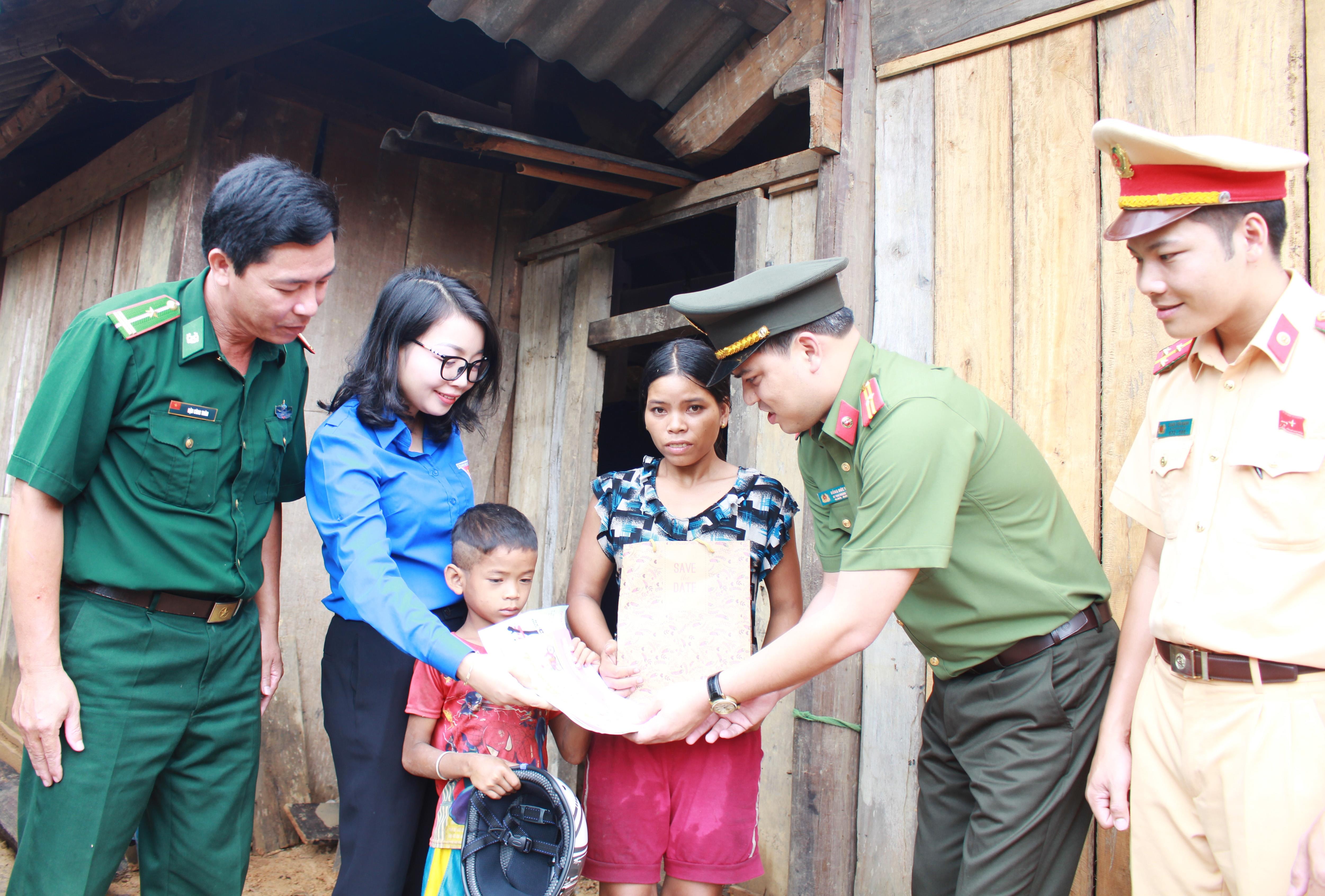 1.Đoàn công tác do đồng chí Thiếu tá Đồng Đức Vũ - Ủy viên Ban thường vụ Trung ương Đoàn, Bí thư Đoàn thanh niên Bộ Công an; đồng chí Nguyễn Thị Thơm – Quyền bí thư Tỉnh đoàn Nghệ An dẫn đoàn đã đến thăm và tổ chức tuyên truyền lưu động cho từng hộ dân bản Phồng, xã Tam Thái nhằm nâng cao nhận thức, ý thức của người dân miền núi trong việc phòng, chống các tệ nạn xã hội, đặc biệt là ma túy và nạn buôn bán người… Ảnh: Phương Thúy