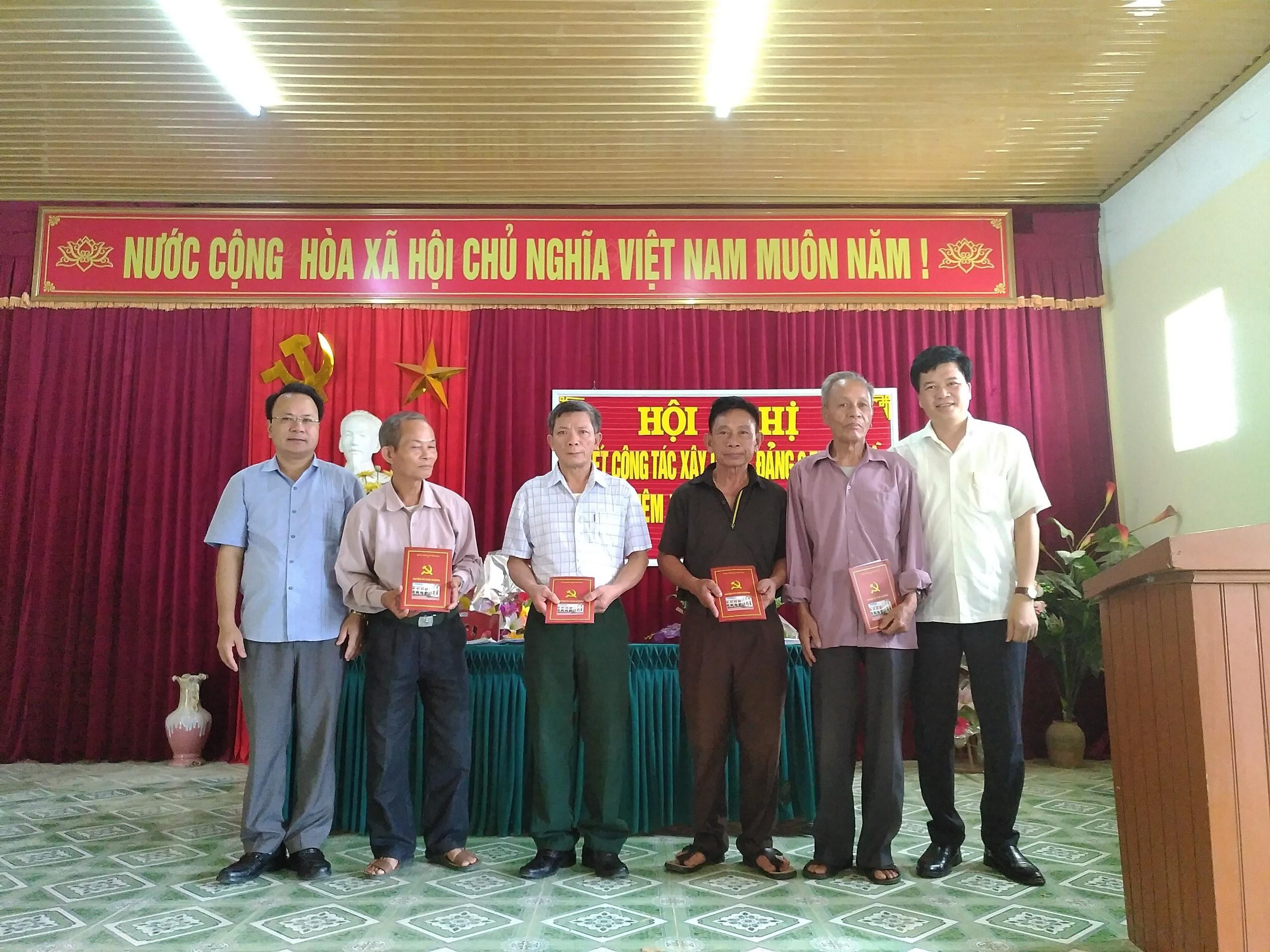Trao tặng quà cho các đảng viên là thương binh, thân nhân liệt sỹ. Ảnh: Nguyễn Thanh Hà