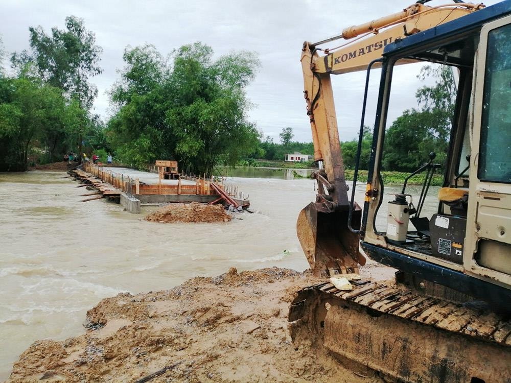 Công trình cầu qua sông Hoàng Mai tại phường Mai Hùng nguy cơ bị ảnh hưởng. Ảnh: Thanh Thủy