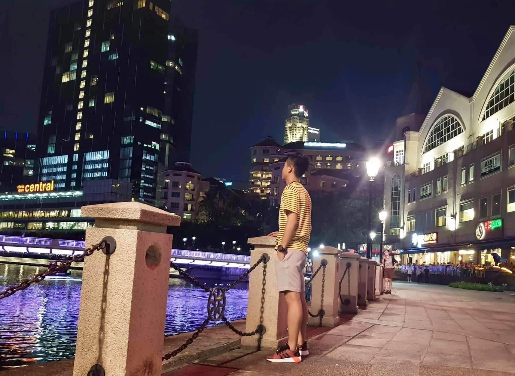 Phan Văn Đức và những ngày trên đất Singapore. Ảnh: Hữu Dũng
