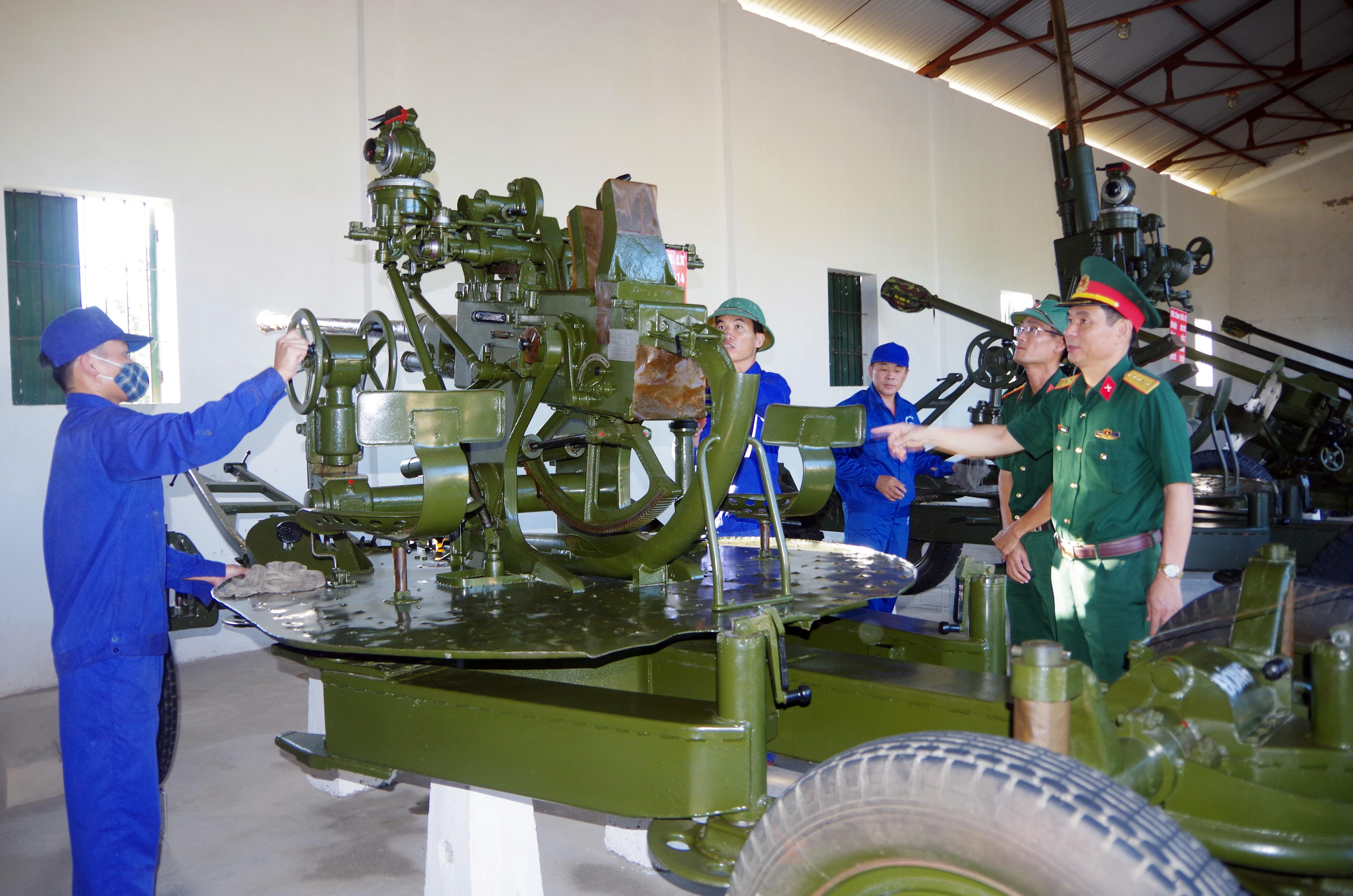 Đại tá Trần Văn Hùng - Ủy viên BTV Tỉnh ủy, Chỉ huy trưởng Bộ Chỉ huy Quân sự tỉnh kiểm tra công tác bảo dưỡng, bảo quản vũ khí trang bị tại Kho K70. Ảnh: Trọng Kiên