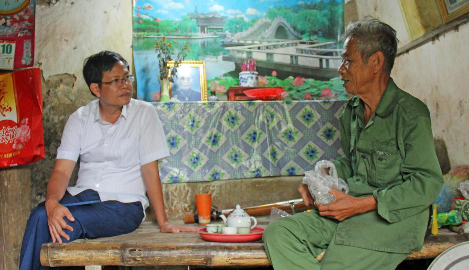 Đồng chí Nguyễn Anh Văn - Trưởng ban Tuyên giáo Thị ủy Hoàng Mai (trái) tìm hiểu thực tế tại cơ sở. Ảnh tư liệu
