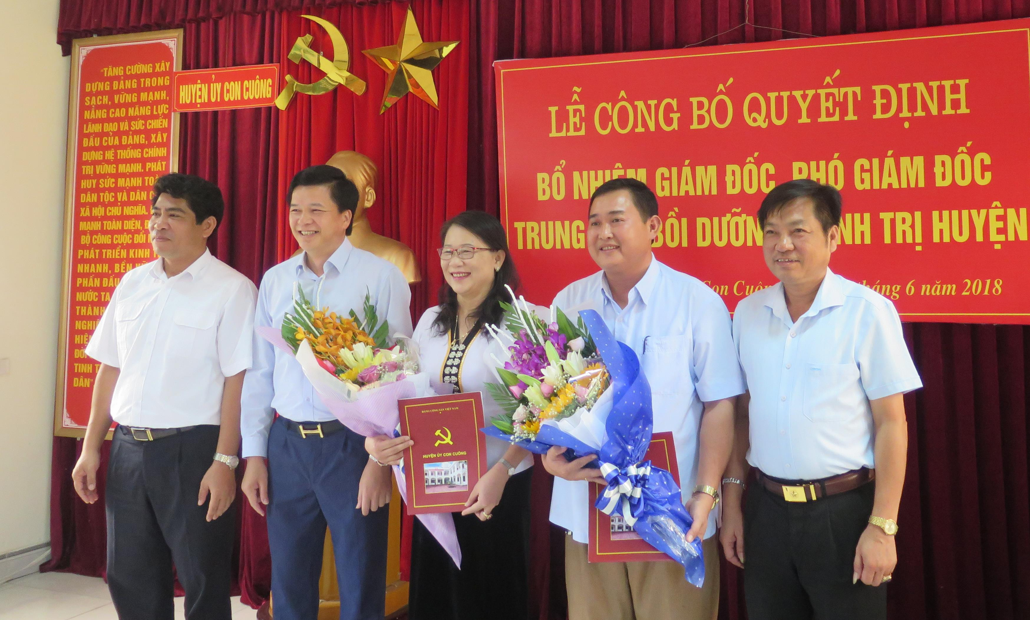 Trao quyết định phân công trưởng ban tuyên giáo đồng thời là giám đốc trung tâm bồi dưỡng chính trị tại huyện Con Cuông. Ảnh: T.G