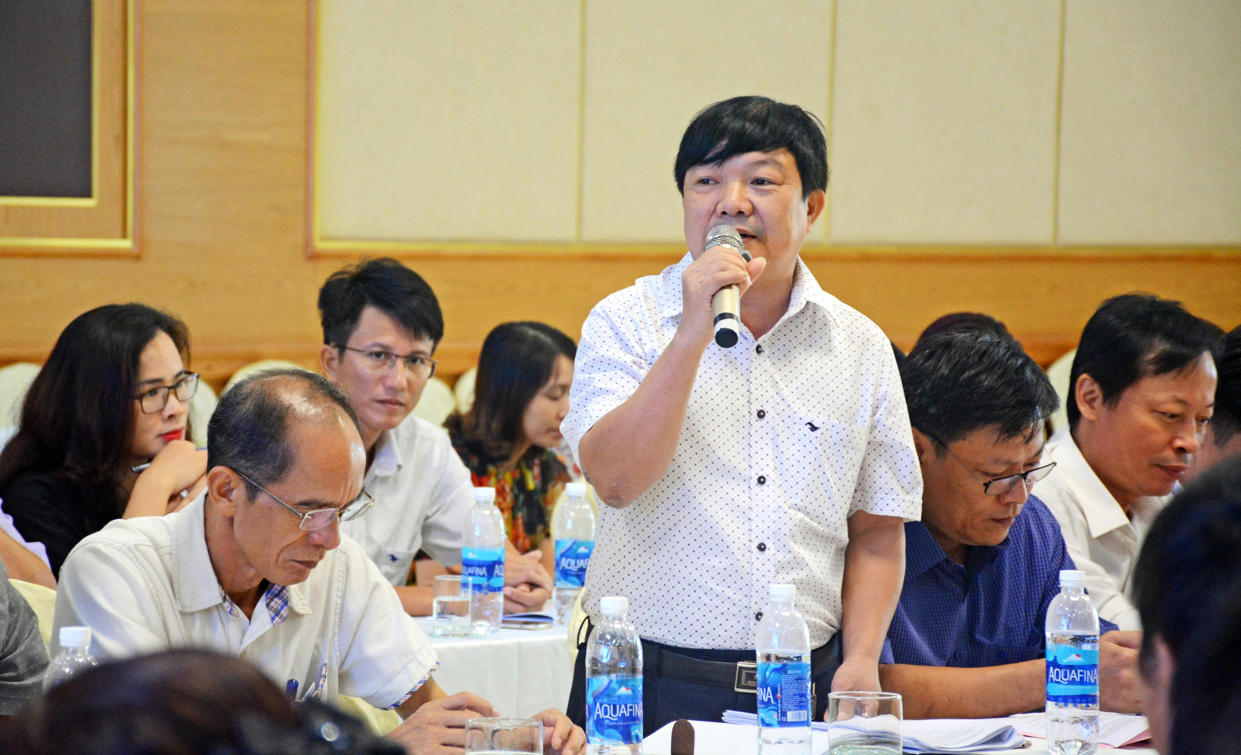 Trưởng ban Tuyên giáo Huyện ủy đồng thời là Giám đốc Trung tâm BDCT Đô Lương Nguyễn Minh Hạnh chia sẻ kinh nghiệm tại hội nghị sơ kết công tác tuyên giáo 6 tháng đầu năm. Ảnh: Thu Giang