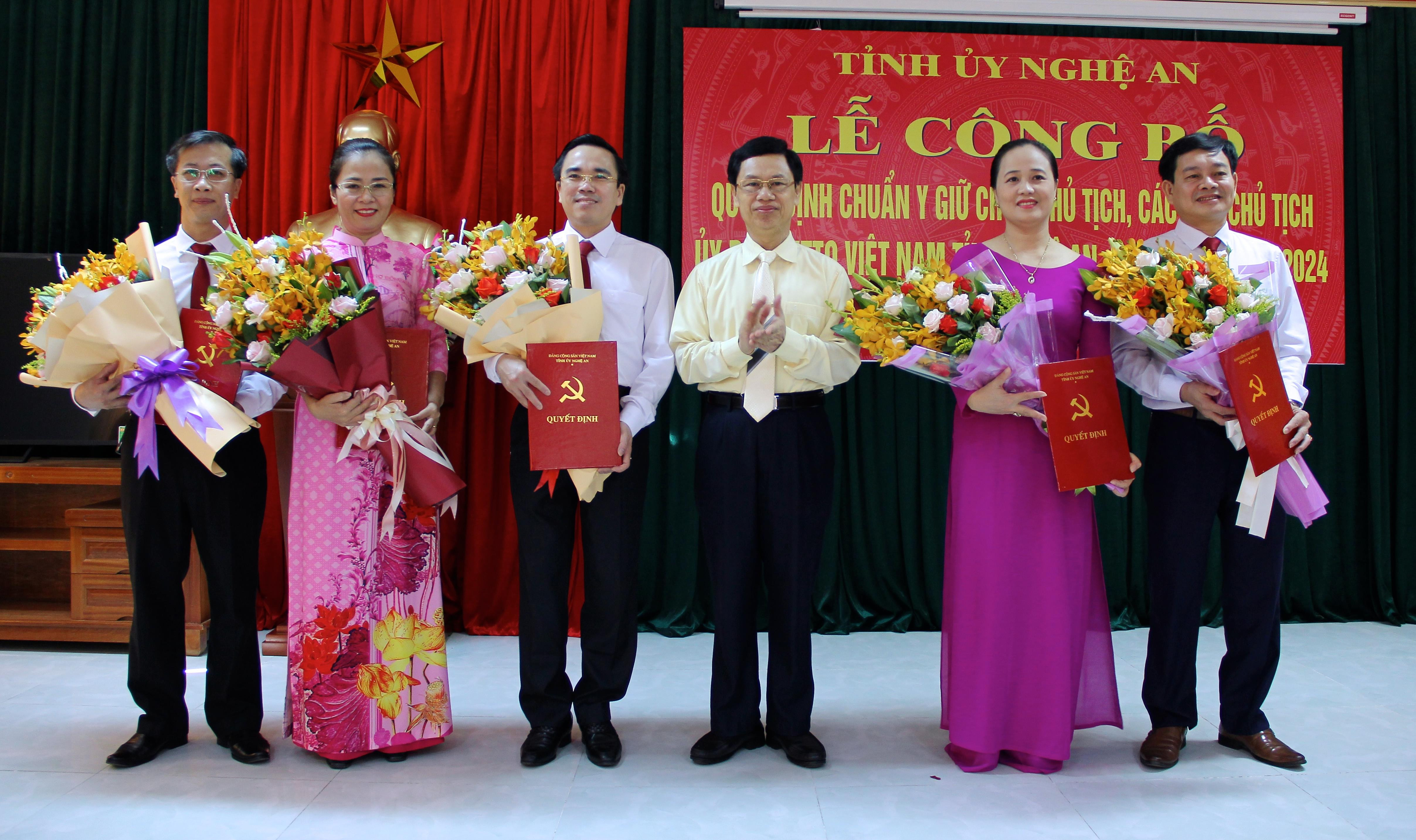 Phó Bí thư thường trực Tỉnh ủy Nguyễn Xuân Sơn trao quyết định chuẩn y các chức danh trong Ban thường trực Ủy ban MTTQ tỉnh Nghệ An. Ảnh: Mỹ Nga 