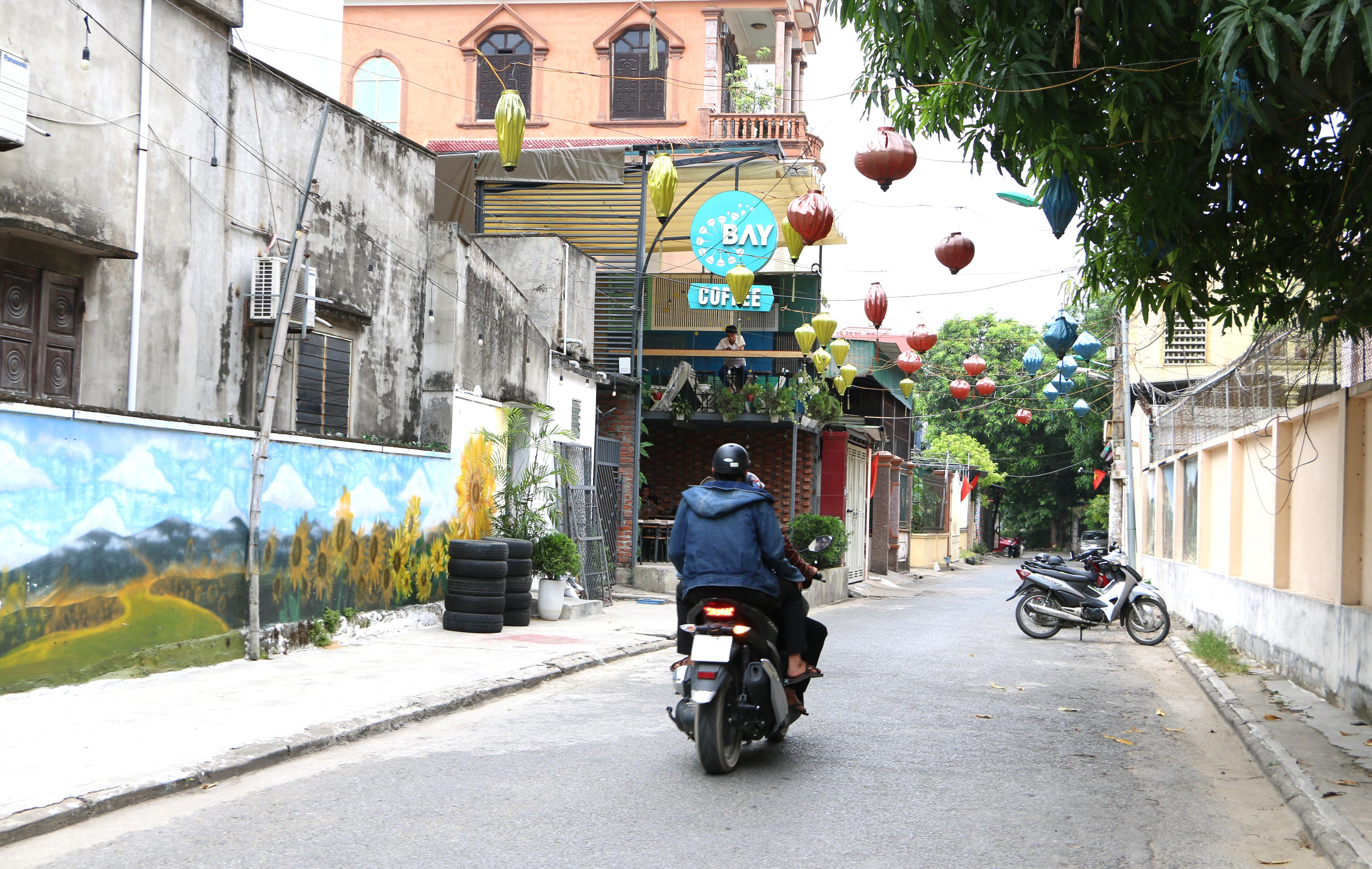 Ở một góc khác đường Nguyễn Tài nối ra đường Hồ Tùng Mậu cũng được người dân trang trí bích họa nghệ thuật. Ảnh: Nguyễn Hải