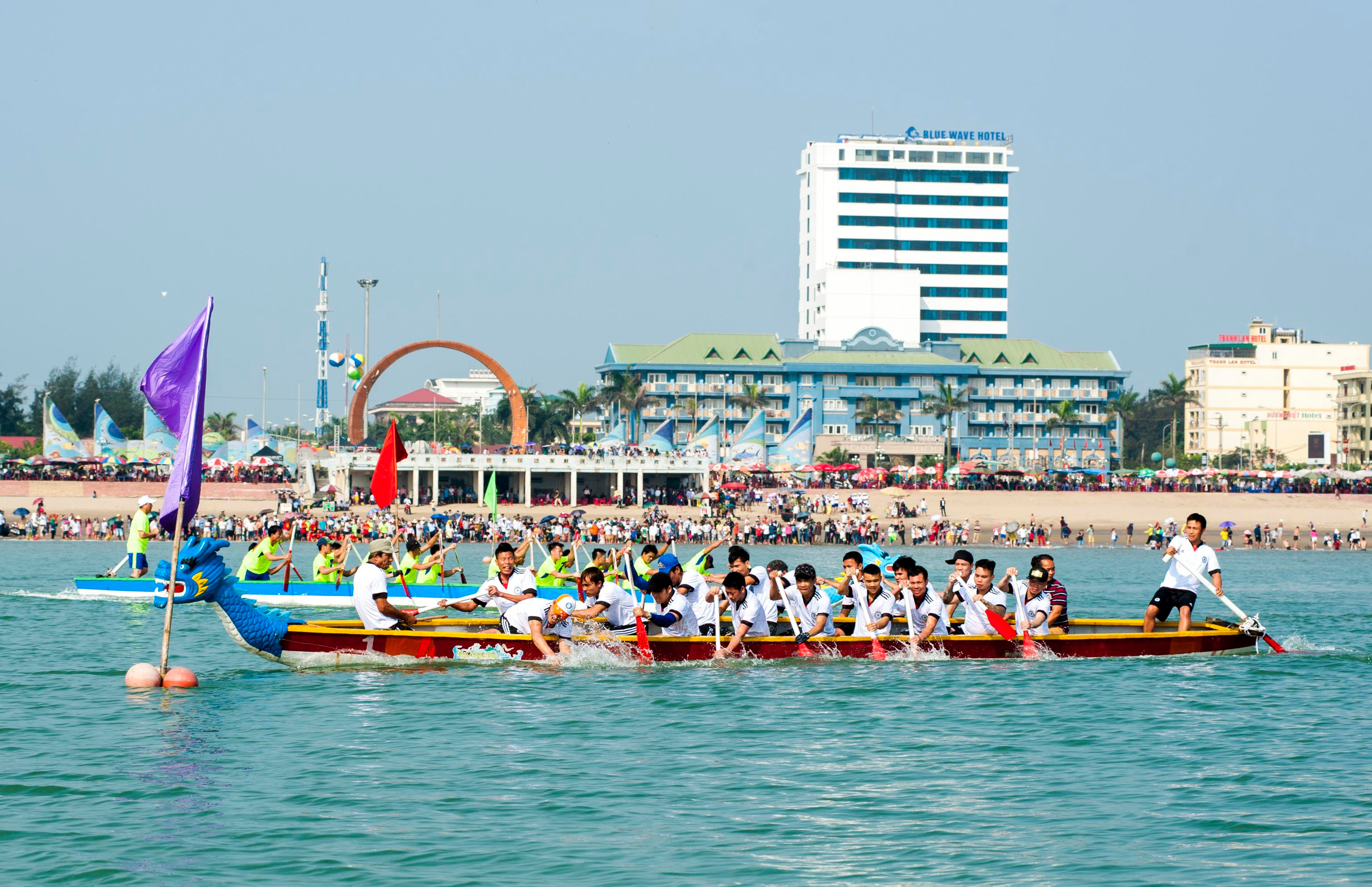 Đua thuyền tại Lễ hội sông nước Cửa Lò