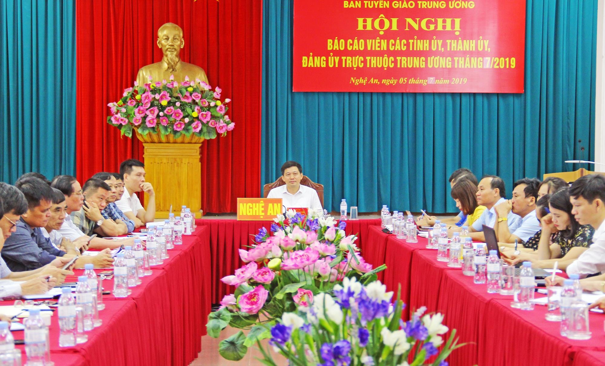 Đồng chí Lê Mạnh Hùng - Phó trưởng Ban Tuyên giáo Trung ương chủ trì hội nghị. Tại điểm cầu tỉnh Nghệ An, đồng chí Kha Văn Tám - Ủy viên BCH Đảng bộ tỉnh, Phó Trưởng Ban Thường trực Ban Tuyên giáo Tỉnh ủy chủ trì. Ảnh: Thanh Quỳnh