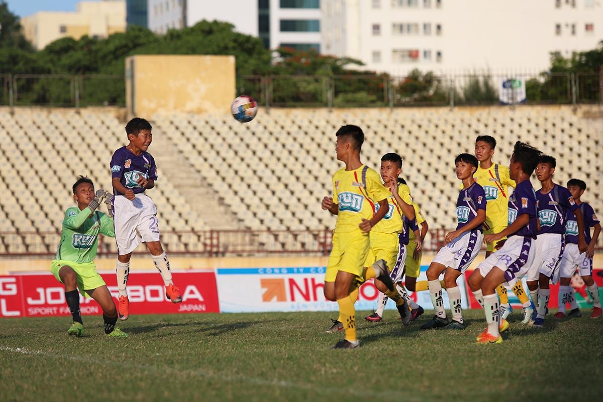 Trận khai mạc giữa U13 SLNA và U13 CLB Hà Nội diễn ra cân tài cân sức. Ảnh: Đức Anh