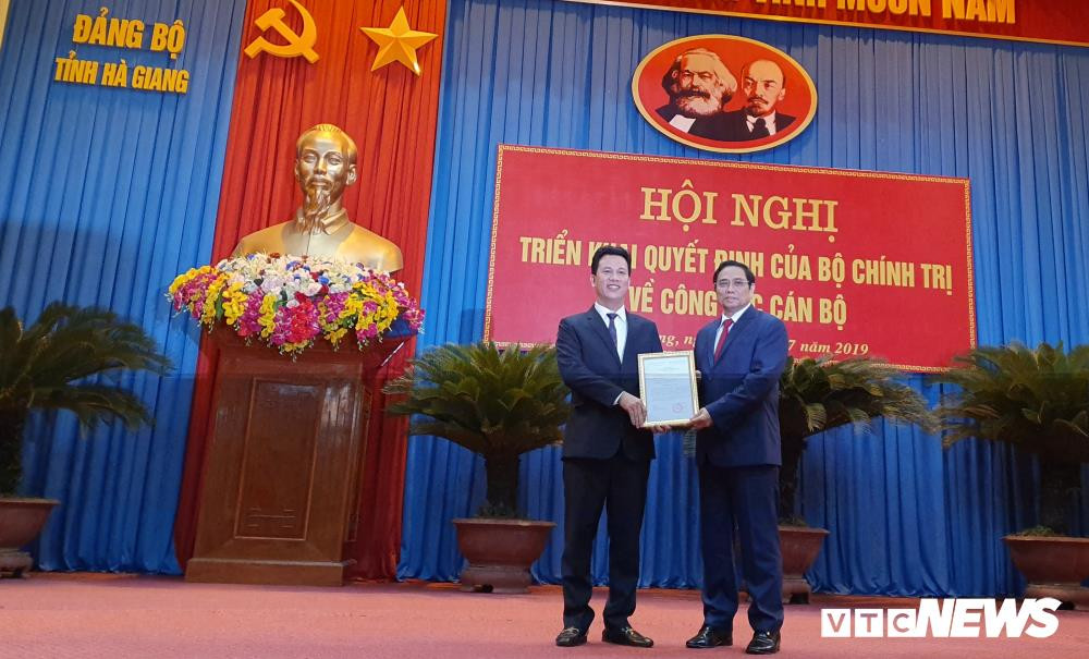 Trưởng Ban Tổ chức Trung ương Phạm Minh Chính trao Quyết định của Bộ Chính trị cho ông Đặng Quốc Khánh. Ảnh: VTCnews
