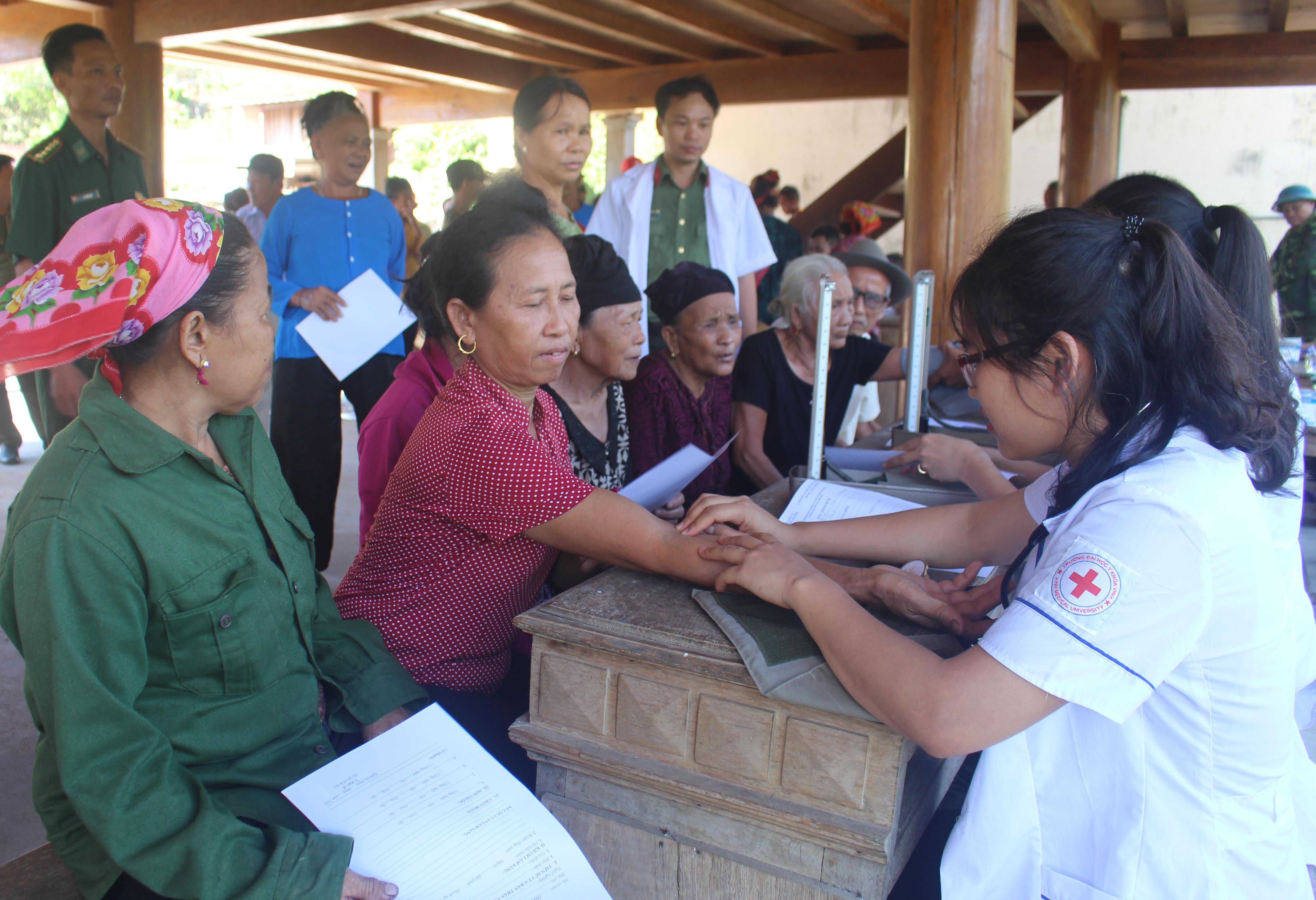 Khám bệnh và cấp phát thuốc miễn phí cho hơn 300 người dân ở 4 bản vùng biên giới Cao Vều xã Phúc Sơn. Ảnh: Thái  Hiền