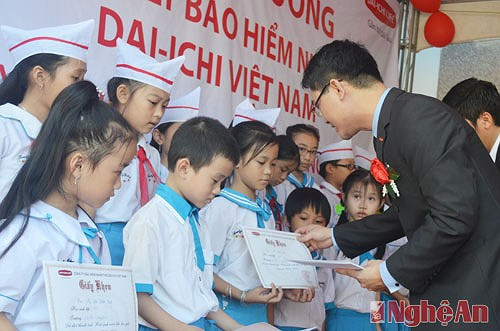 Đại diện Văn phòng Tổng đại lý Bảo hiểm Nhân thọ Dai-ichi Vinh- Hoàng Mai trao học bổng hỗ trợ học sinh nghèo vượt khó TP Vinh. Ảnh: Nguyễn Hải