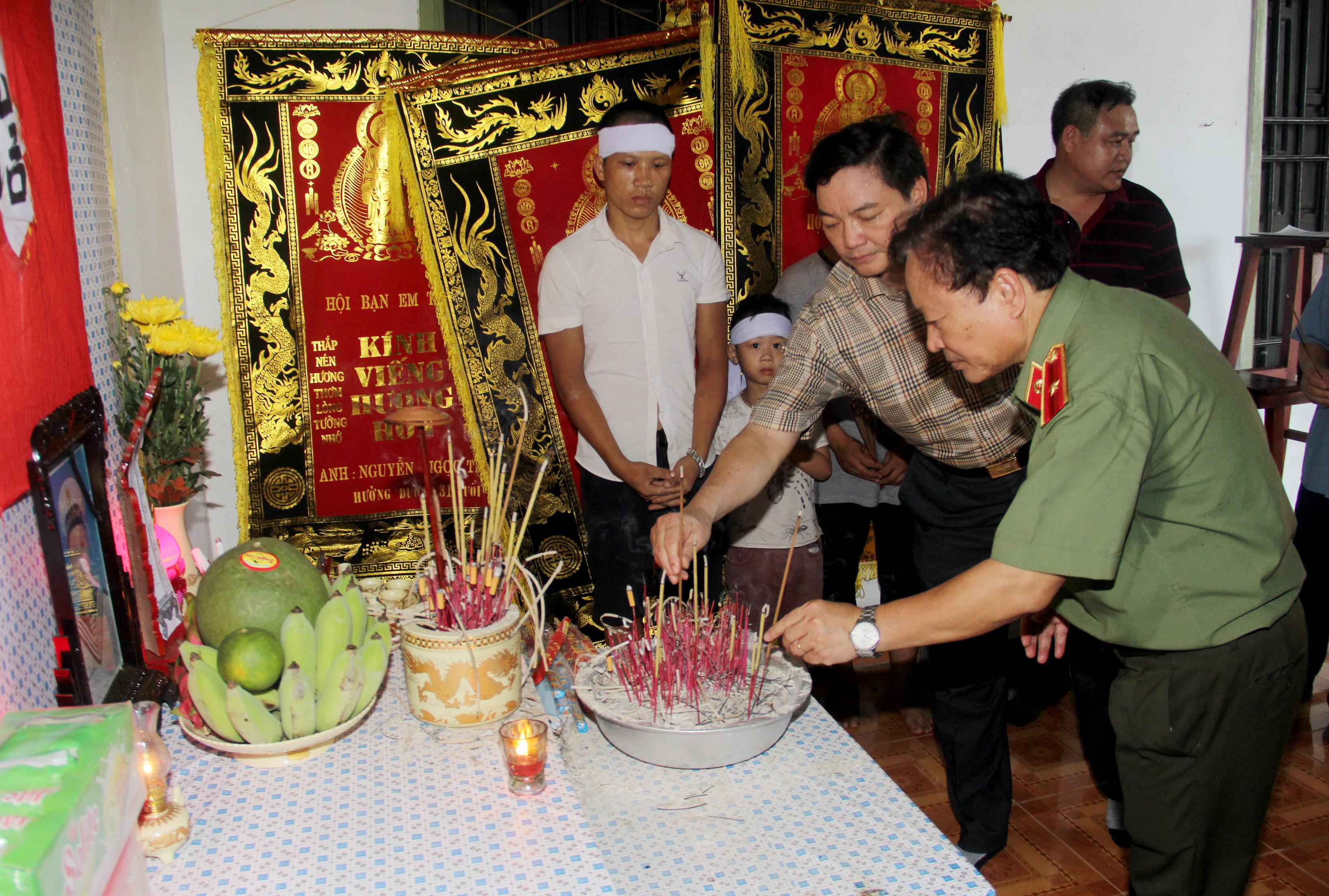 Đoàn thắp nén hương trên bàn thờ anh Nguyễn Ngọc Tân, 1/9 thuyền viên đang còn mất tích. Anh Tân đã có 2 người con, hiện vợ anh đang mang thai cháu thứ 3, chuẩn bị sinh. Ảnh: Phạm Bằng