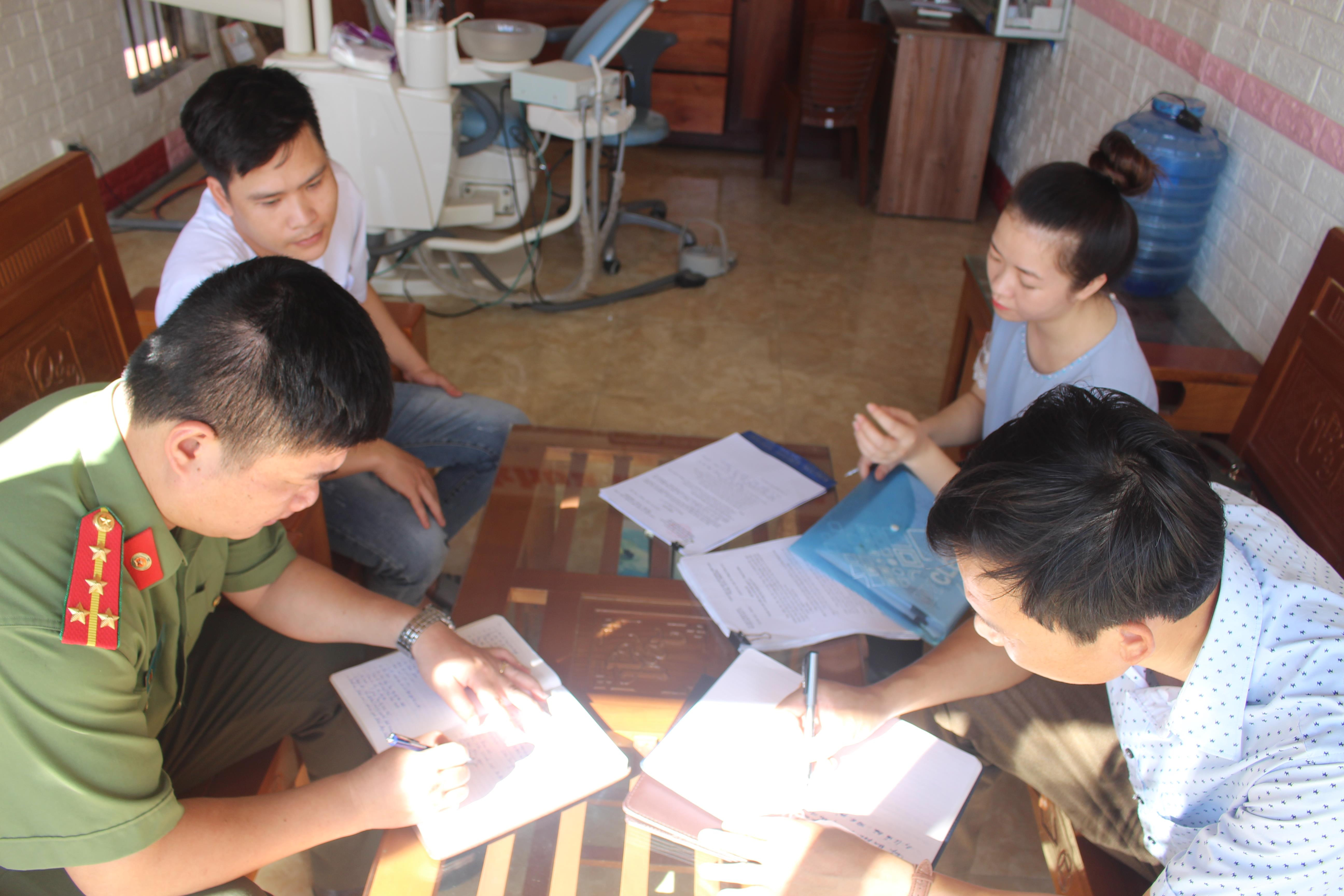 Đoàn đến kiểm tra phòng khám nha khoa Huy Hoàn của anh Lê Huy Hoàn ở thôn Trường Thịnh, xã Quỳnh Thuận