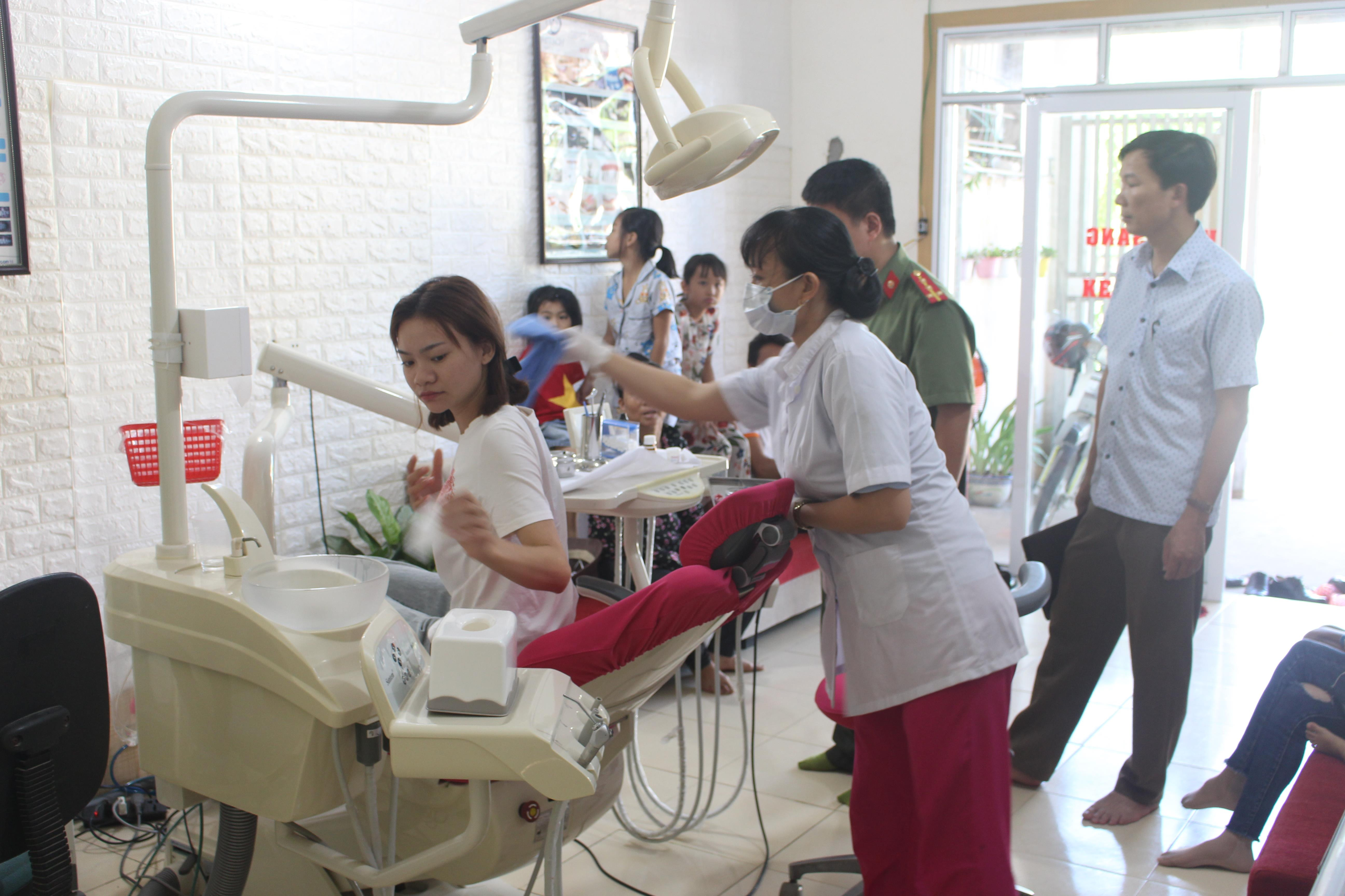 : Đoàn kiểm tra phòng khám nha khoa Nhật Bích của anh Phạm Văn Lâm thôn Tân Xuân, xã Quỳnh Thuận