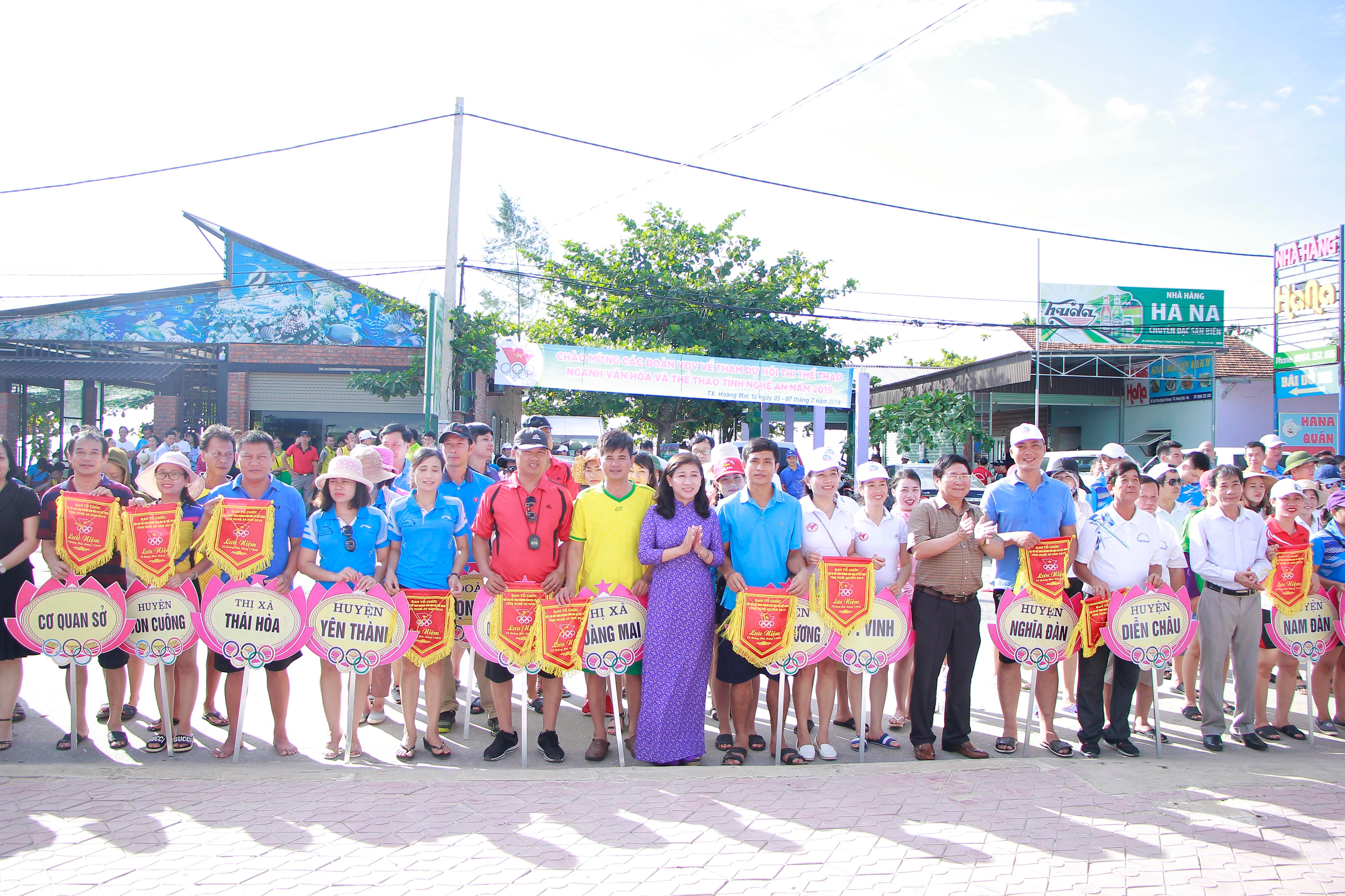 Lãnh đạo Sở văn hóa và Thể thao trao cờ lưu niệm cho các đoàn