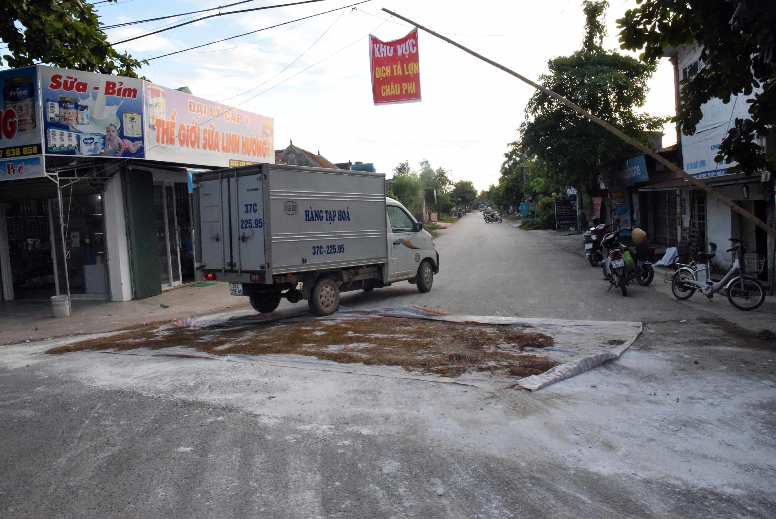 Phát sinh điểm dịch mới nên xã Liên Thành, huyện Yên Thành phải duy trì chốt kiểm soát dịch tạm thời. Ảnh: Xuân Hoàng