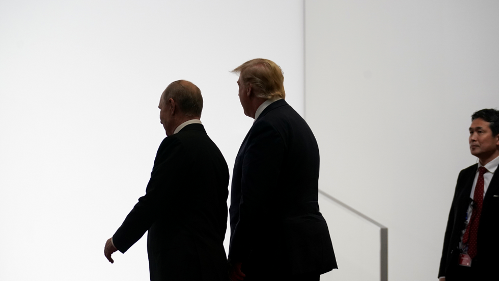 Tổng thống Nga Vladimir Putin và người đồng cấp Mỹ Donald Trump gặp nhau tại Osaka, Nhật Bản ngày 28/6. Ảnh: Reuters