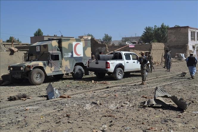 Nhân viên an ninh Afghanistan phong tỏa hiện trường vụ đánh bom ở tỉnh miền Trung Ghazni, ngày 7/7/2019. Ảnh: AFP/TTXVN