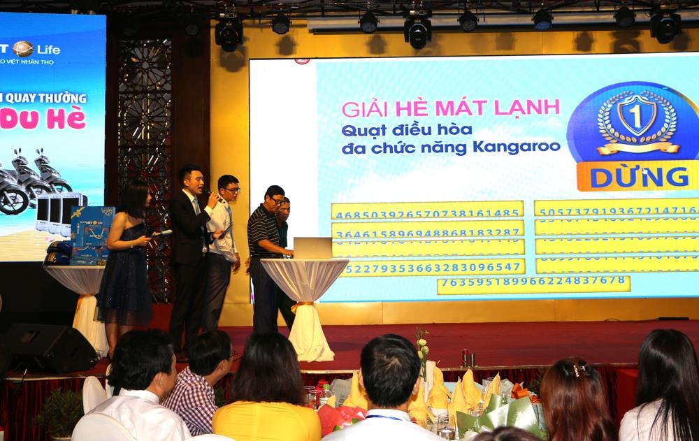 Các khách hàng và đại diện Bảo Việt Nhân thọ tổ chức quay thưởng ngẫu nhiên trước sự chứng kiến của Hội đồng giám sát. Ảnh Nguyễn Hải