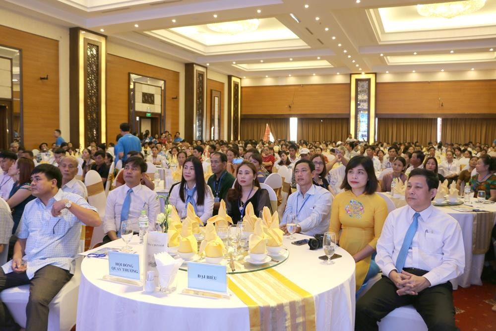 Đại diện Tổng Công ty Bảo Việt Nhân thọ và gần 500 khách hàng cùng chứng kiến Lễ quay thưởng. Ảnh: Nguyễn Hải