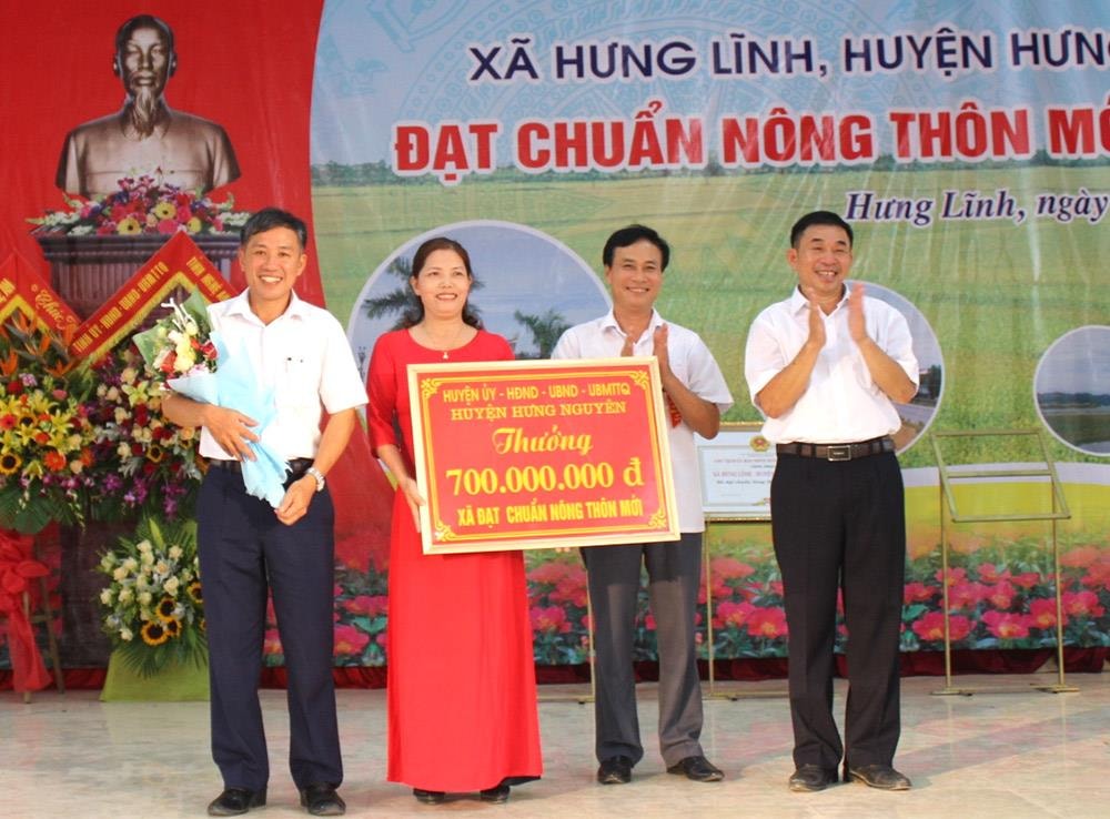 Huyện Hưng Nguyên trao phần thưởng cho xã Hưng Lĩnh. Ảnh: Thanh Tâm