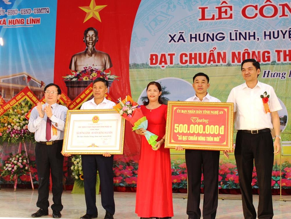 Đồng chí Đinh Viết Hồng - Phó chủ tịch UBND tỉnh trao bằng khen và phần thưởng 500 triệu đồng cho đảng bộ và nhân dân xã Hưng Lĩnh. Ảnh: Thanh Tâm