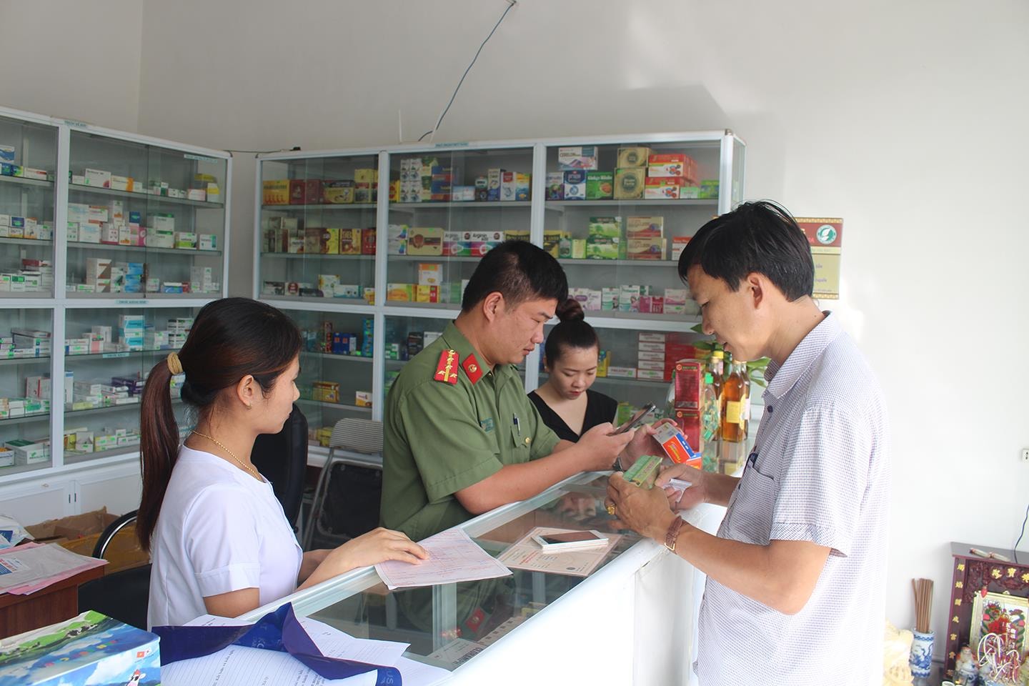 Đoàn liên ngành kiểm tra đột xuất quầy thuốc Trâm Anh ở xóm 1, xã Ngọc Sơn. Quầy thuốc này do chị Phạm Thị Thu ở xã Quỳnh Hưng làm chủ