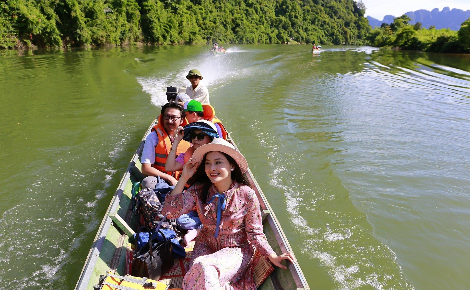 Du thuyền khám phá sông Giăng. Ảnh: Lan Phương