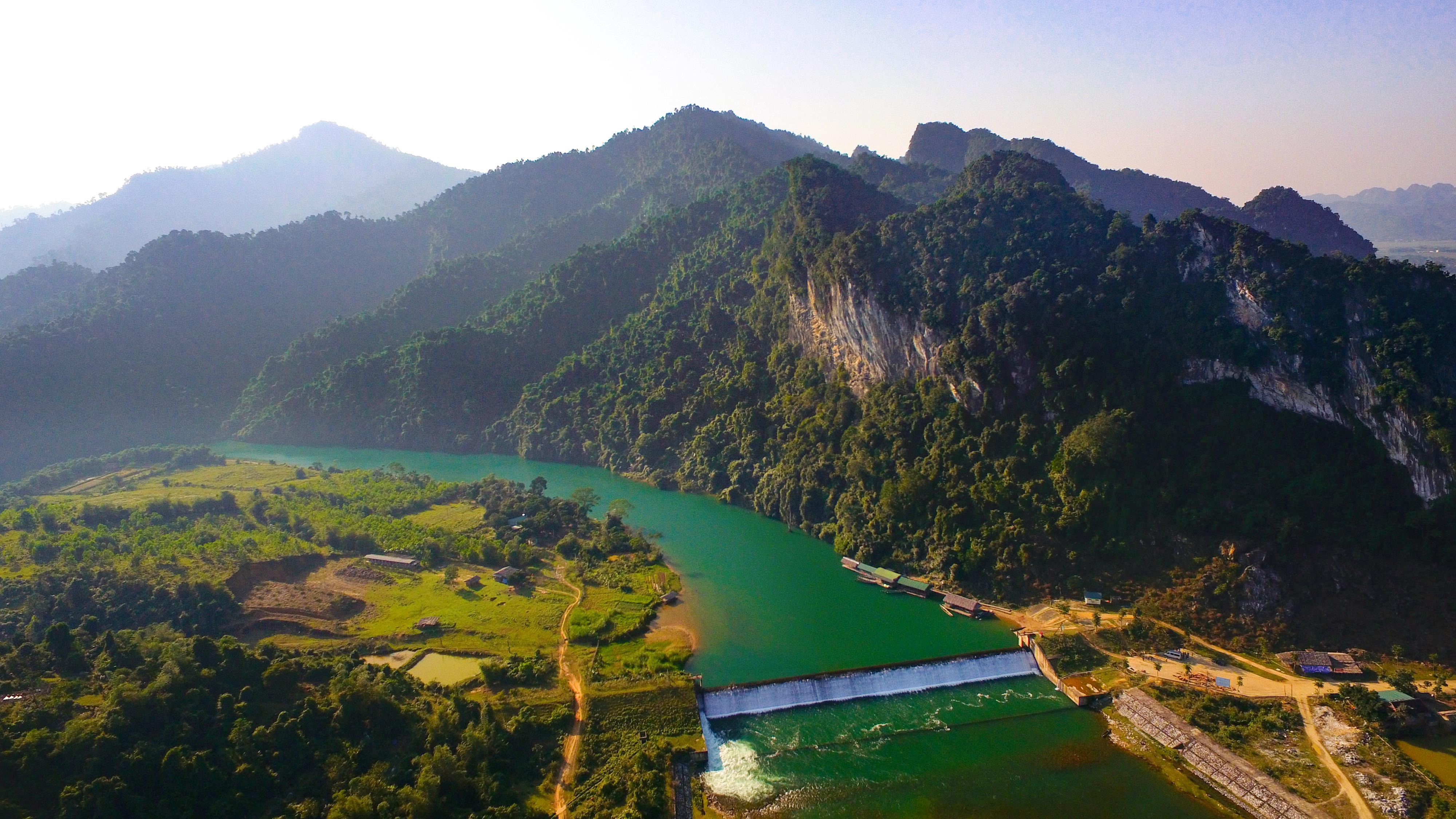 Sông Giăng - đập Phà Lài (Con Cuông) - điểm du lịch sinh thái hấp dẫn với những trò chơi mạo hiểm và những món ăn đặc sản mang đậm hương vị của núi rừng. Ảnh: Sách Nguyễn