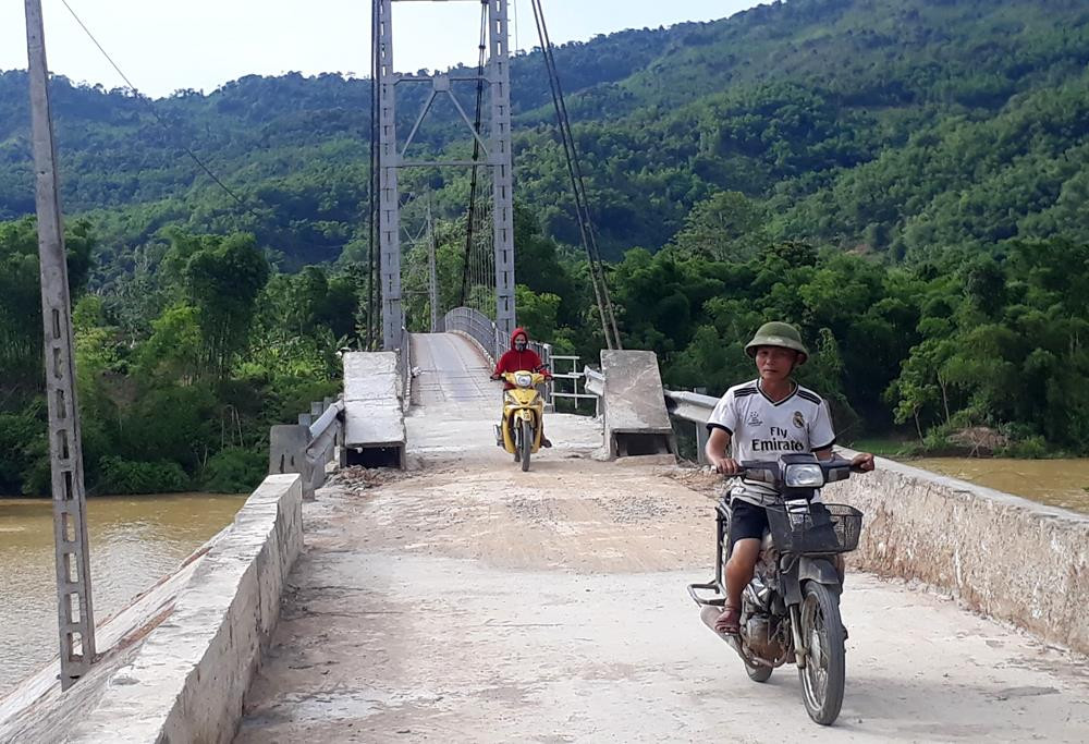 Cầu treo Chôm Lôm được sửa chưa xong. Đây là niềm vui của hàng trăm hộ dân và các em học sinh vùng tả ngạn sông Lam. Ảnh: Bá Hậu
