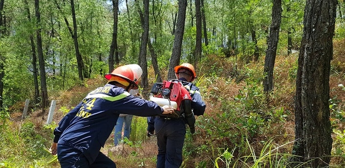 Địa hình đồi núi dốc, đường hẹp, lực lượng chức năng gặp rất nhiều khó khăn trong quá trình chữa cháy.