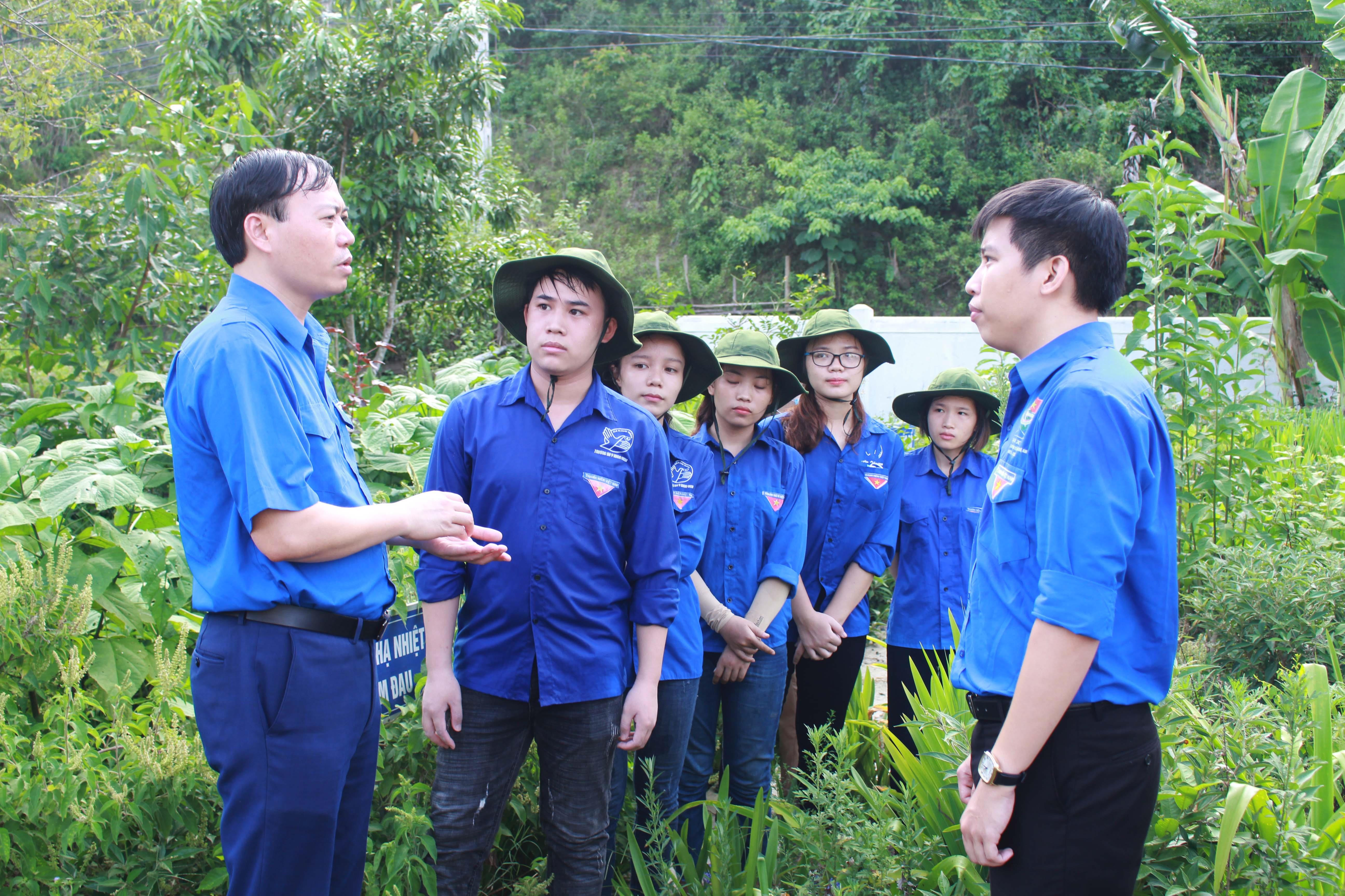 Đồng chí Chu Đức Thái - Phó Bí thư Tỉnh đoàn, Trưởng ban chỉ đạo Chiến dịch thanh niên tình nguyện đến thăm hỏi và tặng quà đội thanh niên tình nguyện tại xã Châu Hoàn, huyện Quỳ Châu. Ảnh: Phương Thúy