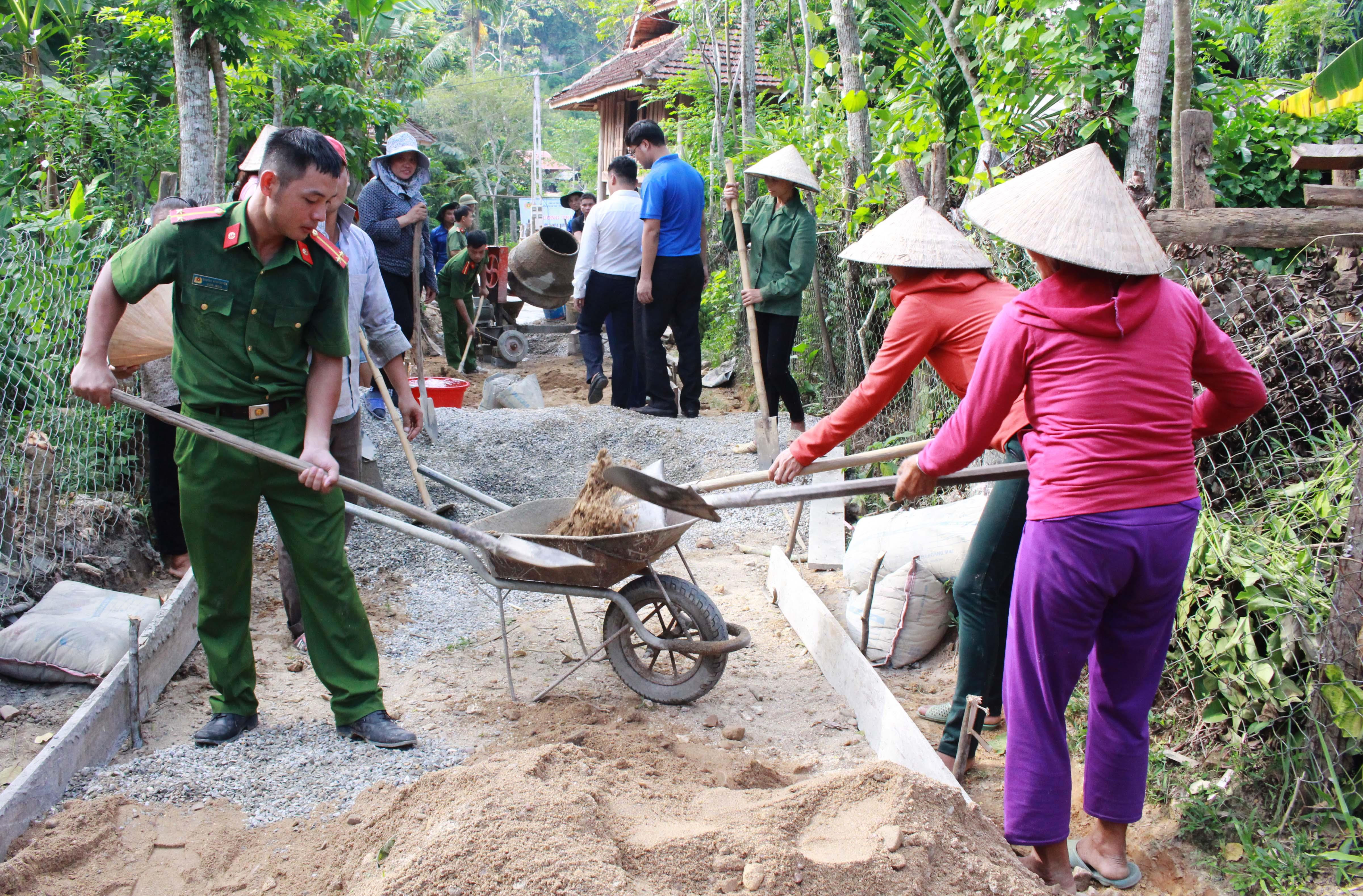 Những chiến sỹ tình nguyện cùng bà con dân bản tham gia xây dựng đường giao thông nông thôn. Ảnh: Phương Thúy