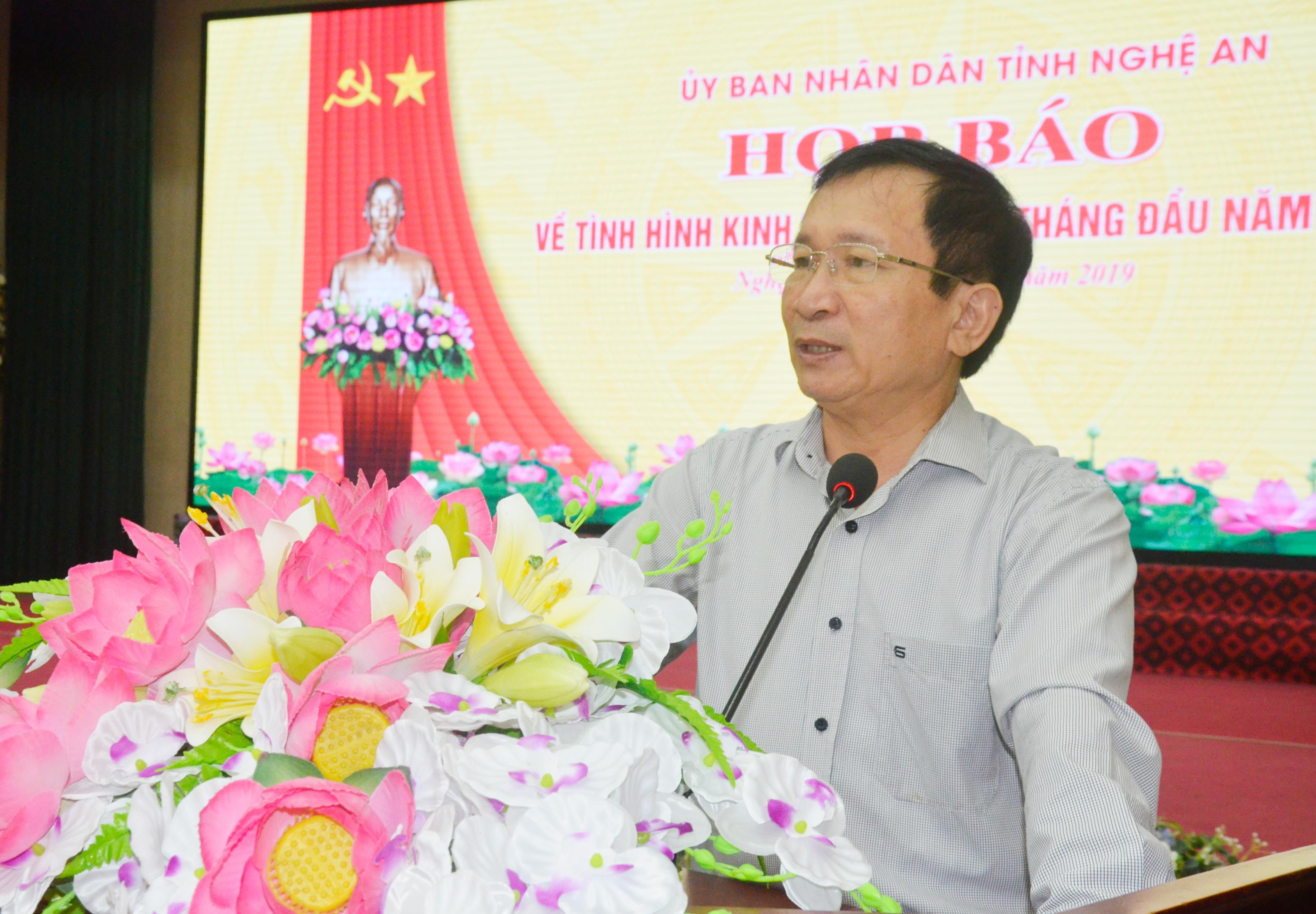 Phó Chủ tịch UBND tỉnh Đinh Viết Hồng kết luận cuộc họp báo. Ảnh: Thanh Lê