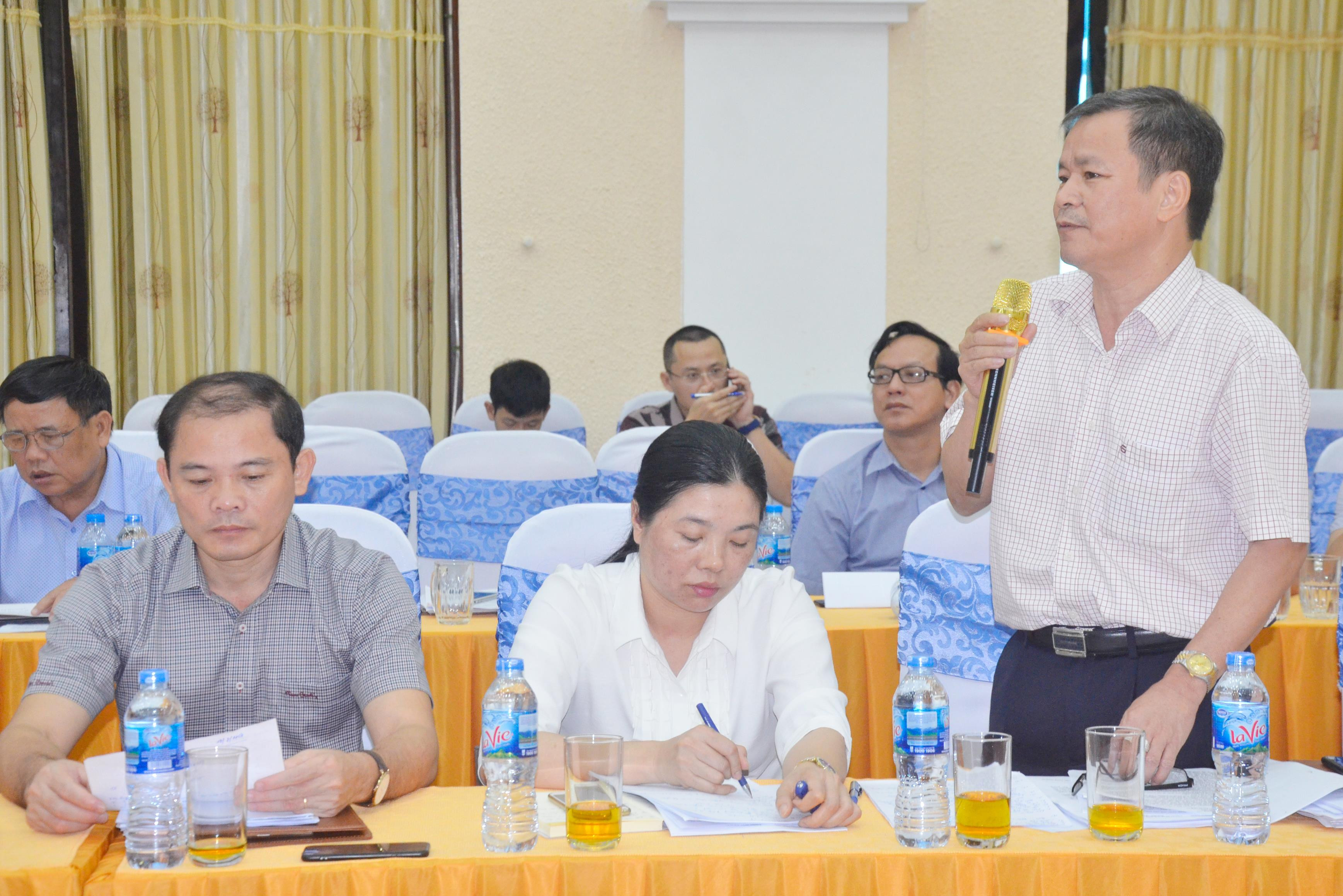 Phó Giám đốc Sở Xây dựng Nguyễn Văn Lợi trả lời những vấn đề mà các nhà báo quan tâm. Ảnh: Thanh Lê