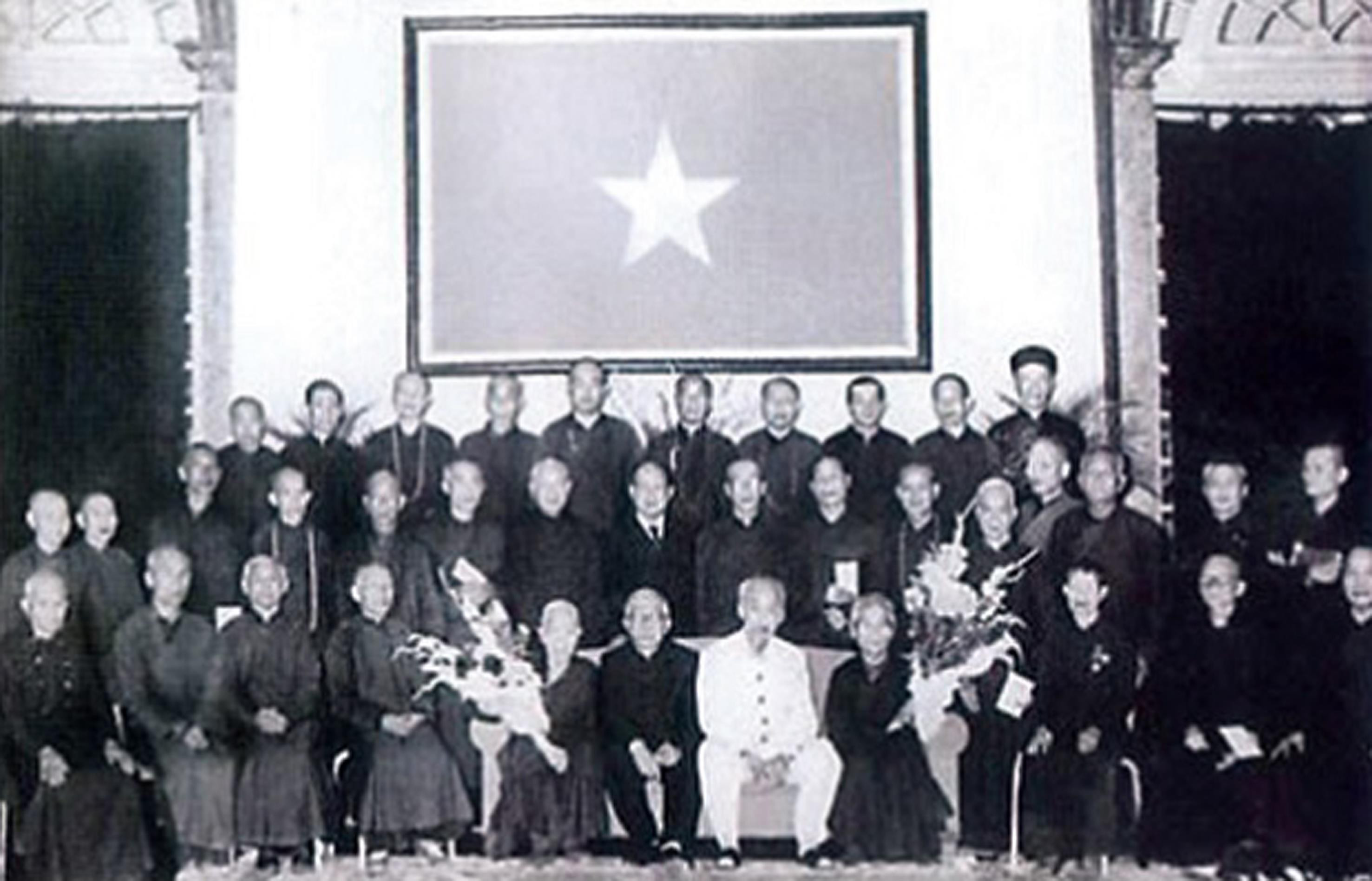 Chủ tịch Hồ Chí Minh chụp ảnh lưu niệm với các đại biểu Hội Phật giáo Việt Nam, ngày 3/1/1957. Ảnh tư liệu