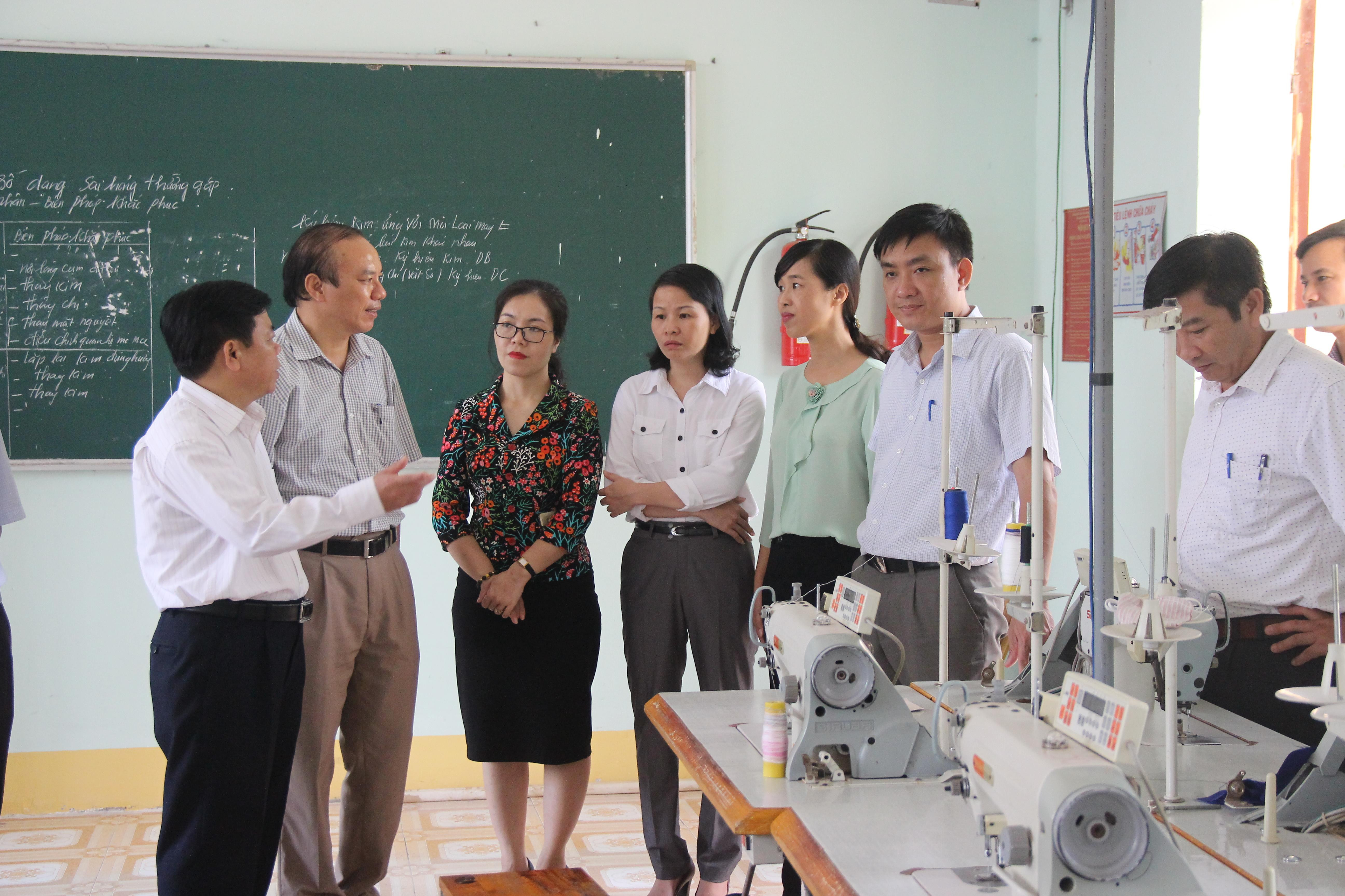 Các Ban HĐND tỉnh khảo sát cơ sở vật chất dạy nghề tại huyện Yên Thành. Ảnh: Mai Hoa