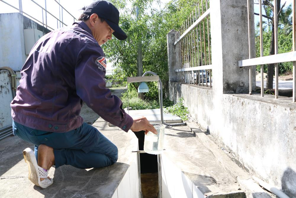 Lấy mẫu kiểm tra nước thải sau xử lý để thải ra môi trường của KCN Bắc Vinh. Ảnh: Nguyễn Hải