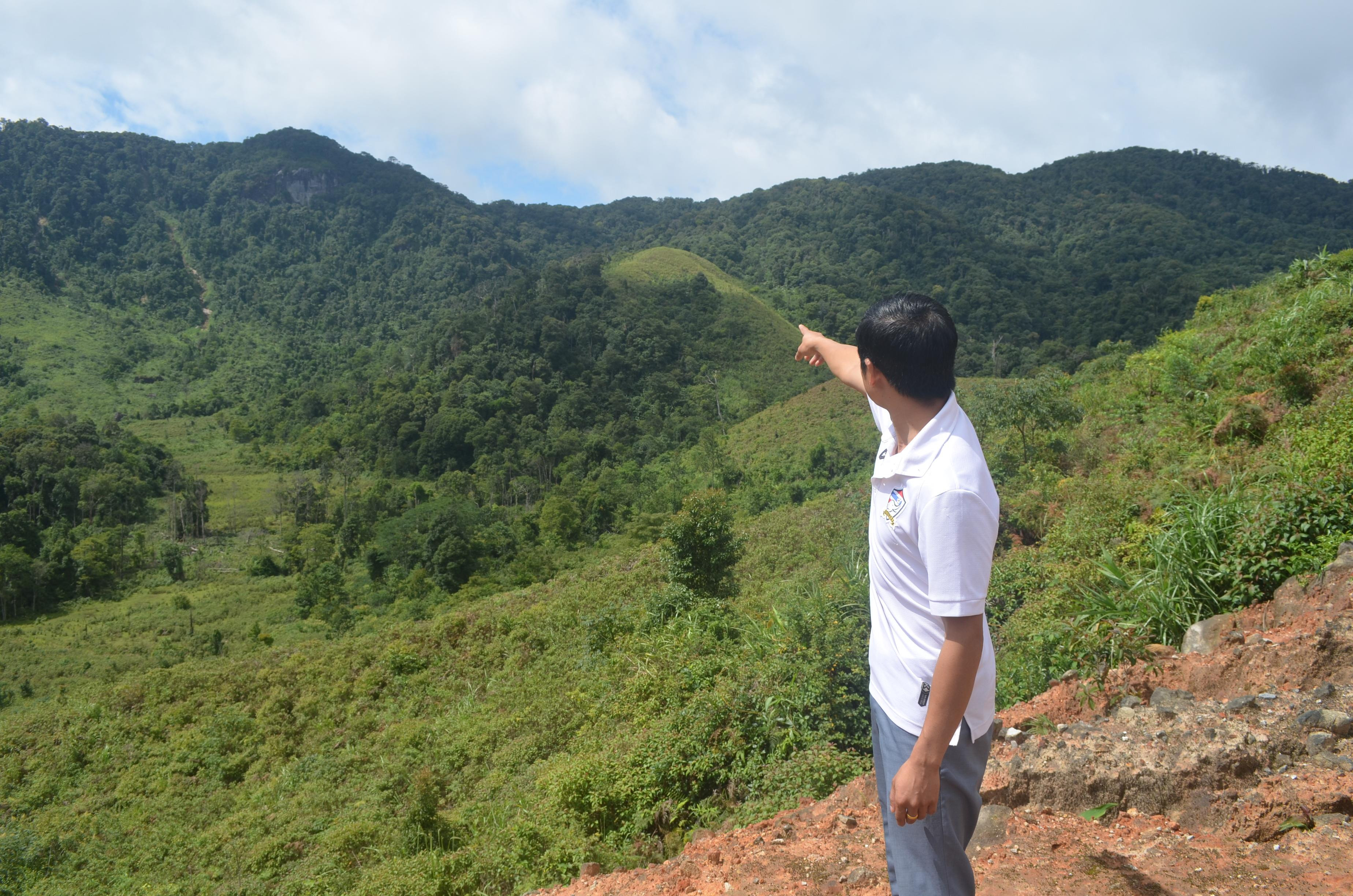 Đường tuần tra biên giới Lào chỉ cách rừng nguyên sinh Khu BTTN Pù Hoạt một thung lũng và một dốc núi, ước lượng chừng 1km. Trong ảnh: Anh cán bộ kiểm lâm Lào tên là Mon cho hay, bên kia dãy núi là rừng Việt Nam. Năm 2014, tại thung lũng dưới chân anh đứng 