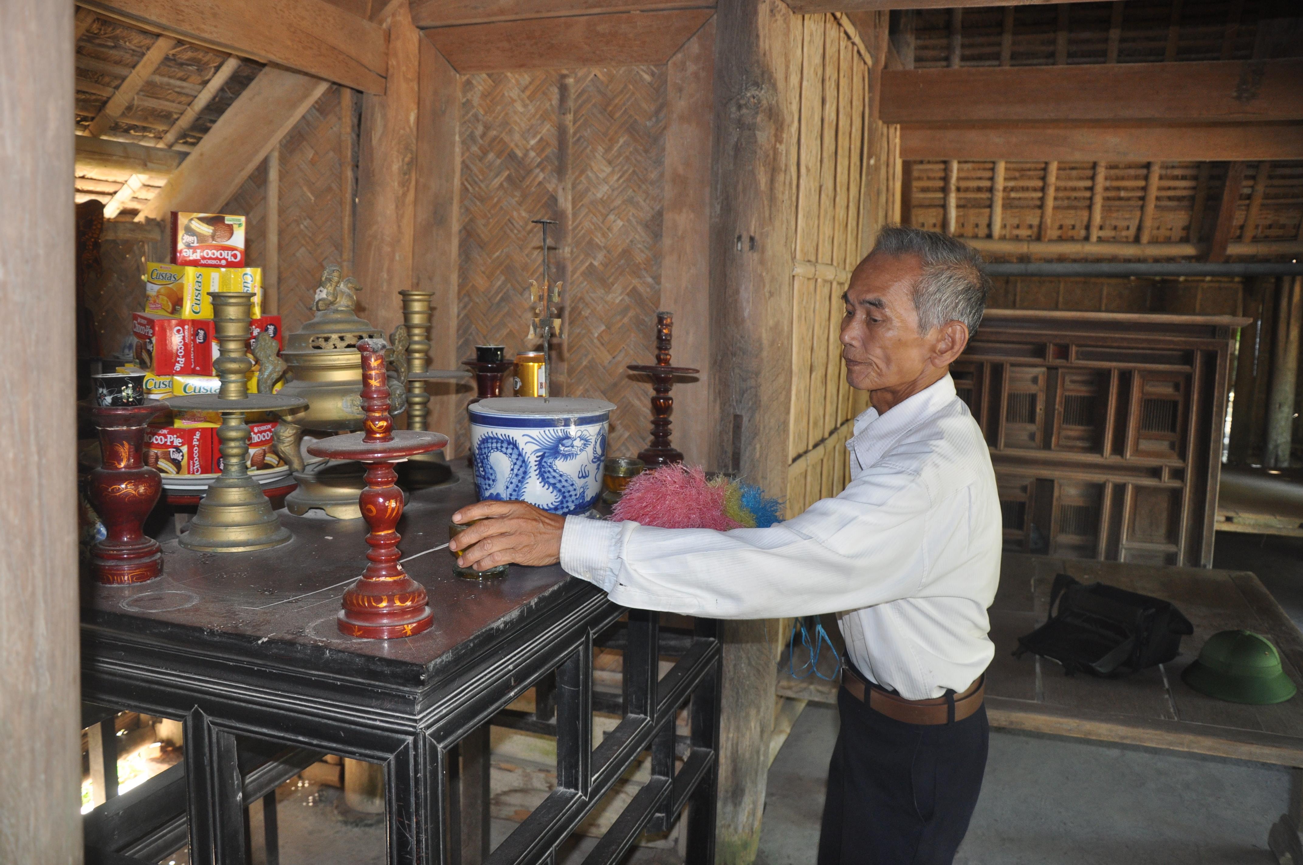 Ông Lê Văn Ngũ chăm sóc bàn thờ trong ngôi nhà cố TBT Lê Hồng Phong. Ảnh: Công Kiên