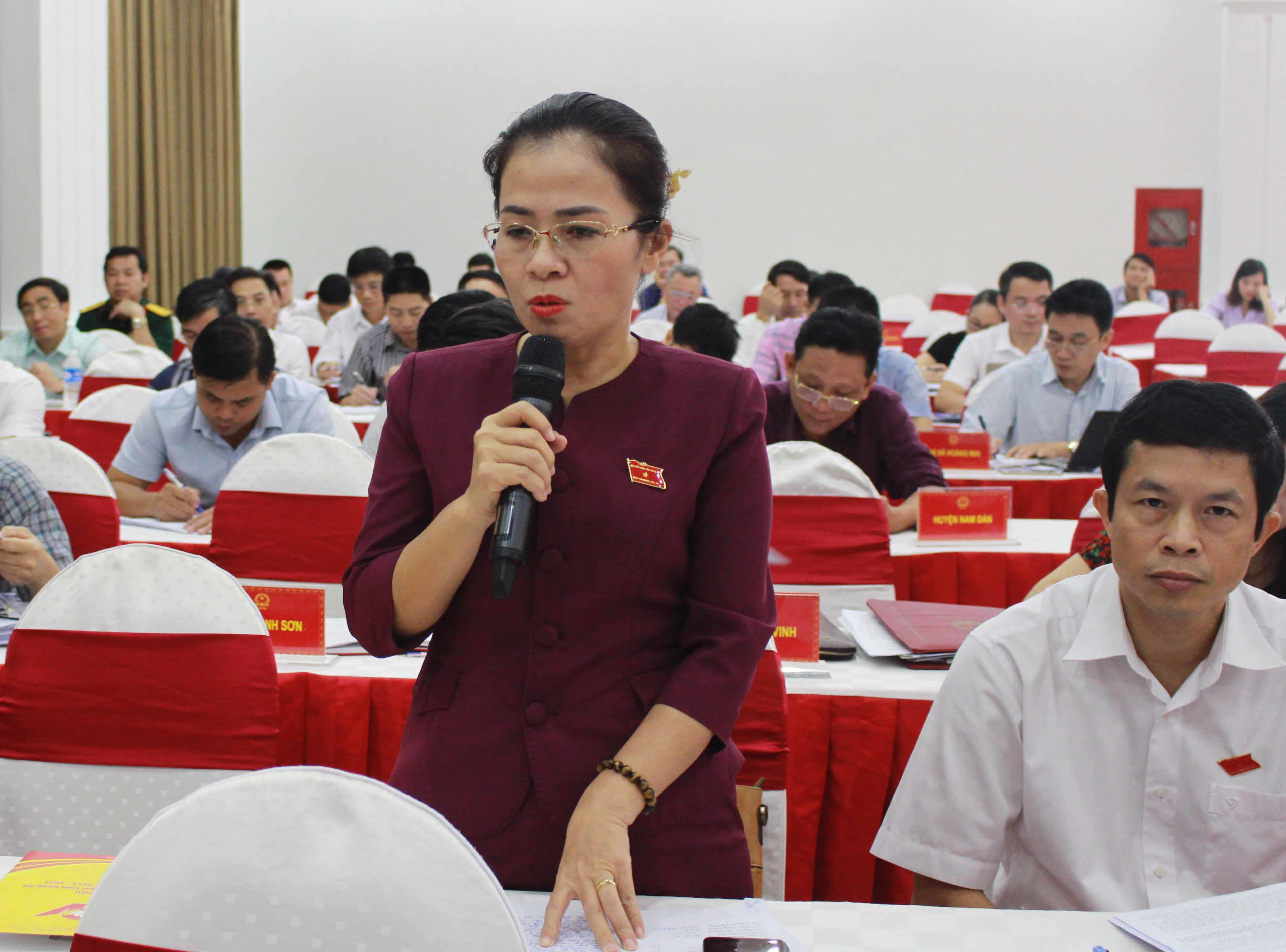 Chủ tịch Ủy ban MTTQ tỉnh Võ Thị Minh Sinh phát biểu tại phiên thảo luận tổ. Ảnh: Phương Thúy
