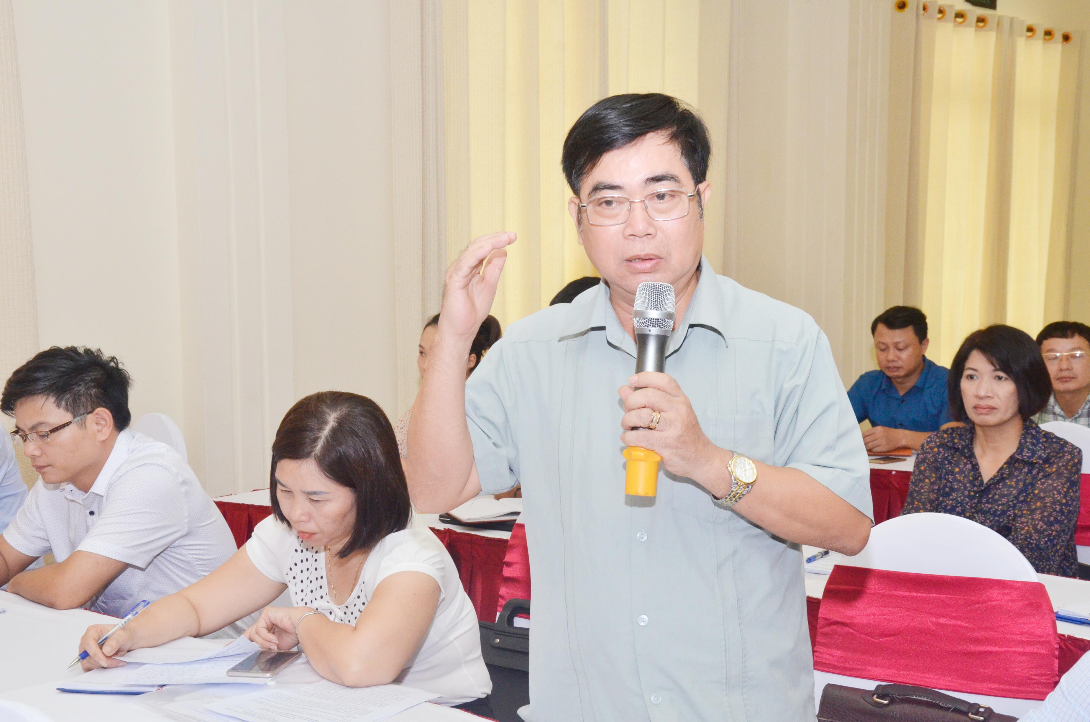 Chủ tịch UBND huyện Nam Đàn Đinh Xuân Quế phát biểu tại phiên thảo luận tổ. Ảnh: Thanh Lê