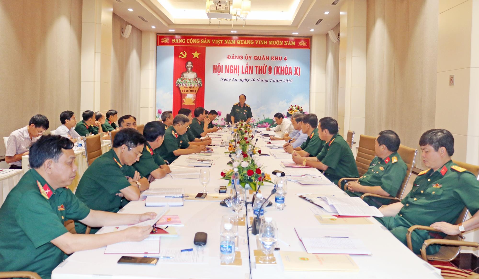 Thiếu tướng Trần Võ Dũng, Bí thư Đảng ủy, Chính ủy Quân khu chủ trì hội nghị. Cùng dự hội nghị có các đồng chí trong Thường vụ Đảng ủy, Đảng ủy viên Quân khu; Các đồng chí trong ban chấp hành Đảng bộ Quân khu (Khóa X) là Bí thư tỉnh ủy các tỉnh Nghệ An, Hà Tĩnh, Quảng Trị, Thừa Thiên - Huế. Ảnh: Thanh Quỳnh