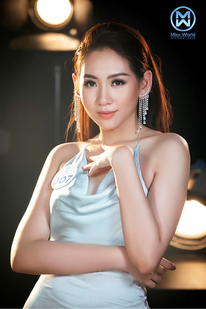 Huỳnh Ái Xuân cũng sinh năm 2000, đến từ Kiên Giang. Cô học tại Đại học Công nghệ TP.HCM. Ái Xuân từng vào top 45 cuộc thi Hoa khôi sinh viên Việt Nam 2019