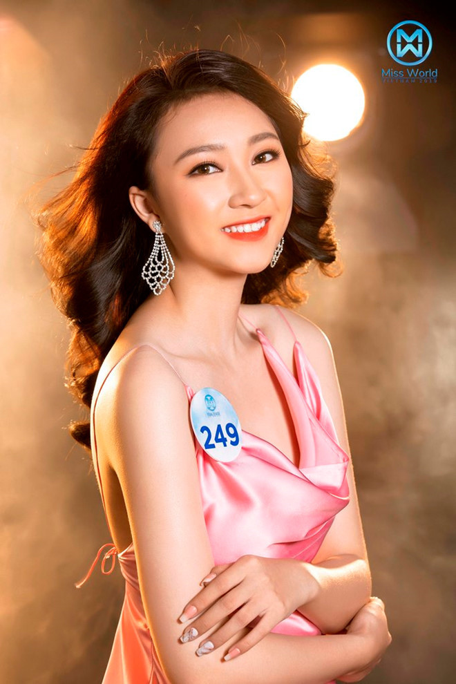 Phan Cẩm Nhi sinh năm 2000 và đến từ Đà Nẵng. Cô là sinh viên Trường đại học Duy Tân. Người đẹp từng dự thi Hoa hậu Việt Nam 2018 và có mặt tại vòng chung kết, nhưng không đạt thành tích