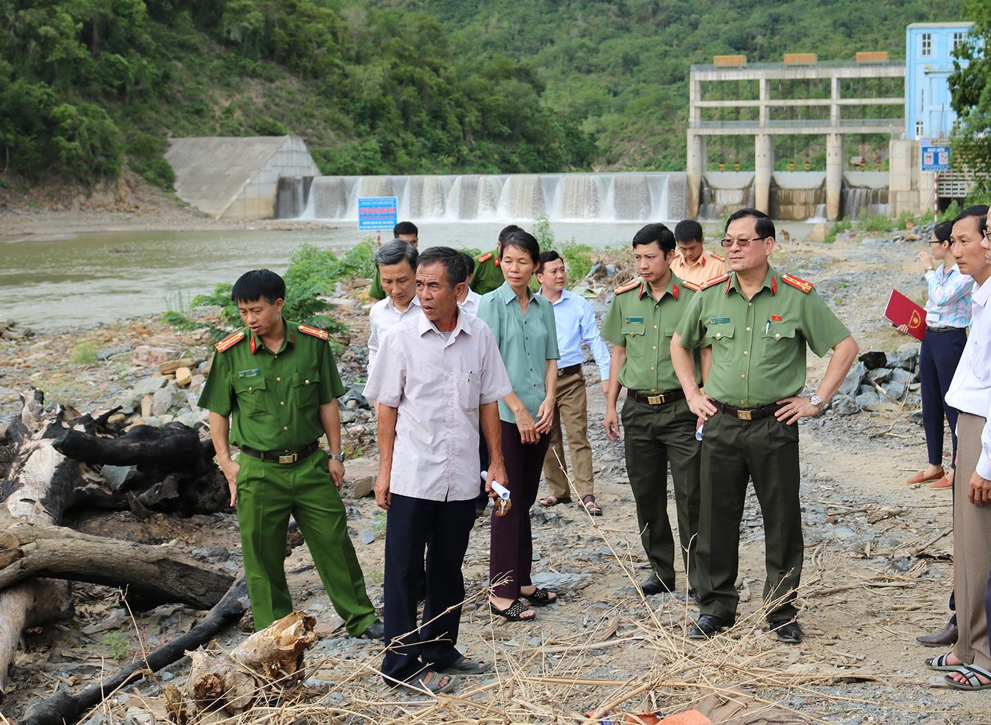 Giám đốc Công an Nghệ An đến tận chân đập thủy điện Nậm Nơn, nơi anh Vi Văn May thiệt mạng để thị sát đồng thời tìm hiểu vụ việc. Ảnh: Tiến Hùng