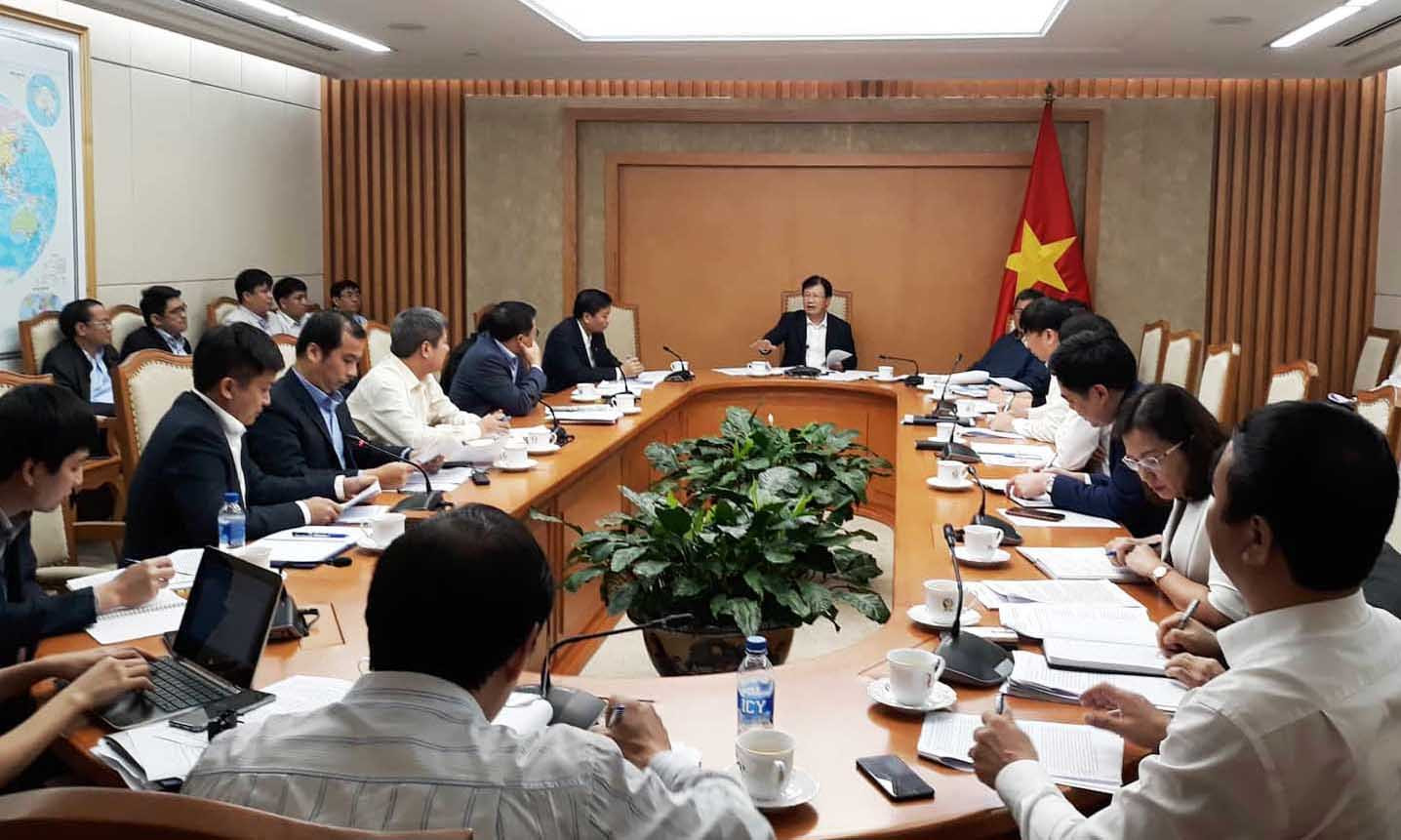Phó Thủ tướng Trịnh Đình Dũng chỉ đạo khẩn trương giải quyết dứt điểm hệ lụy phát sinh sau các trận lũ năm 2018 ở Nghệ An. Ảnh tư liệu: PV